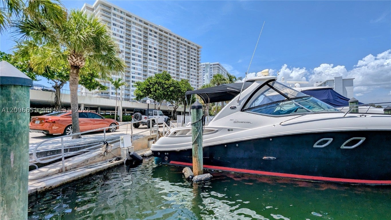 300 Bayview Dr 206 — photo