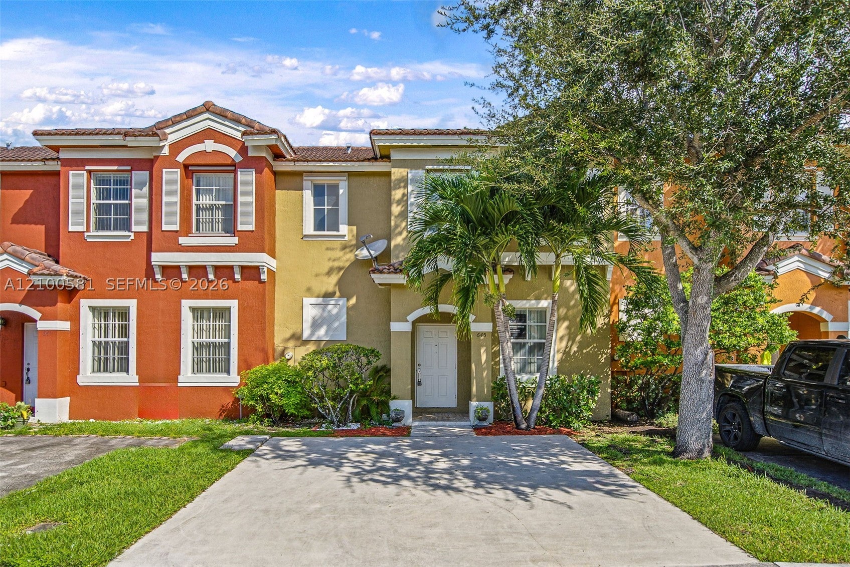645 E Mowry Ct — photo