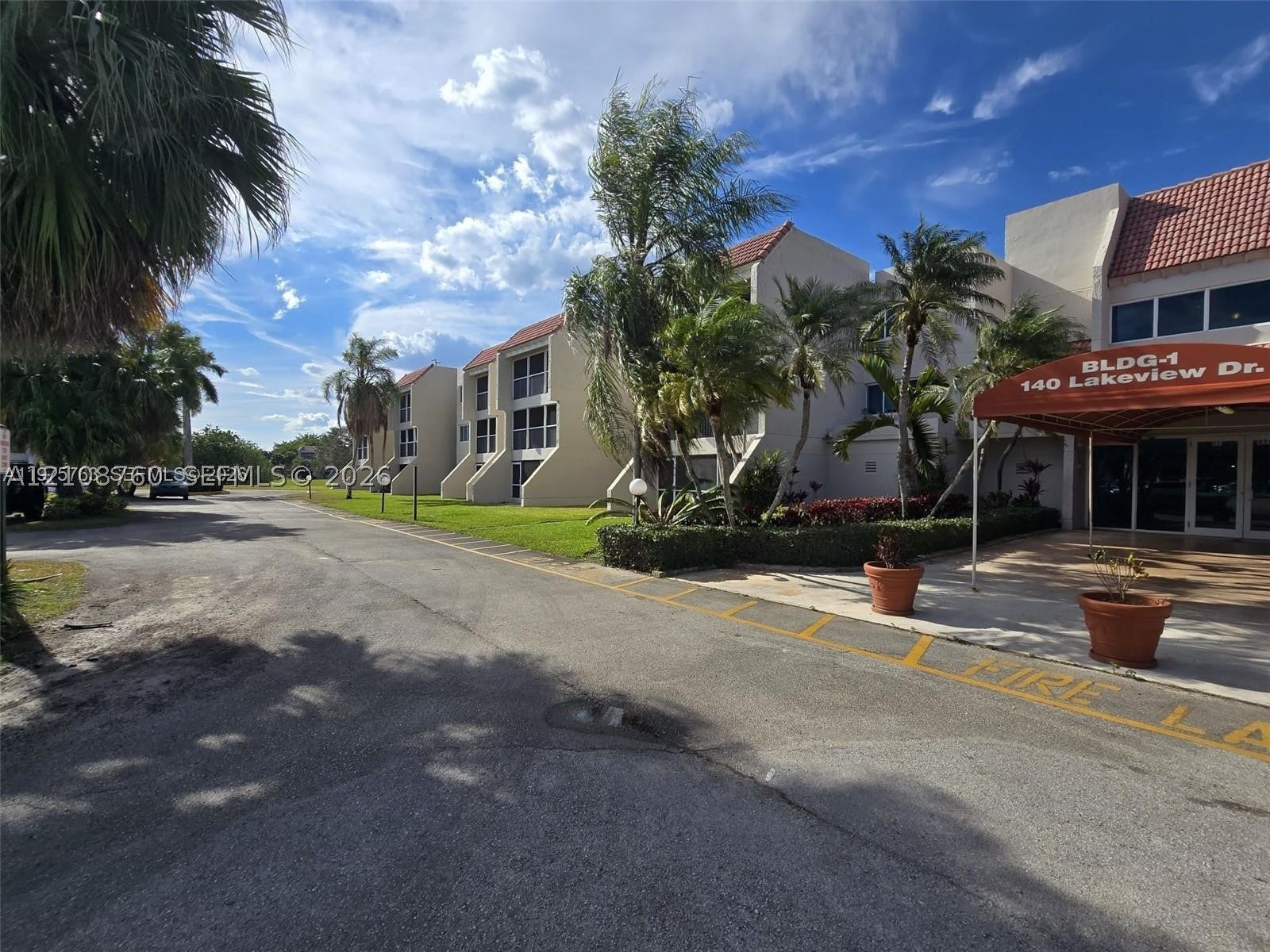 140 Lakeview Dr 111 — photo