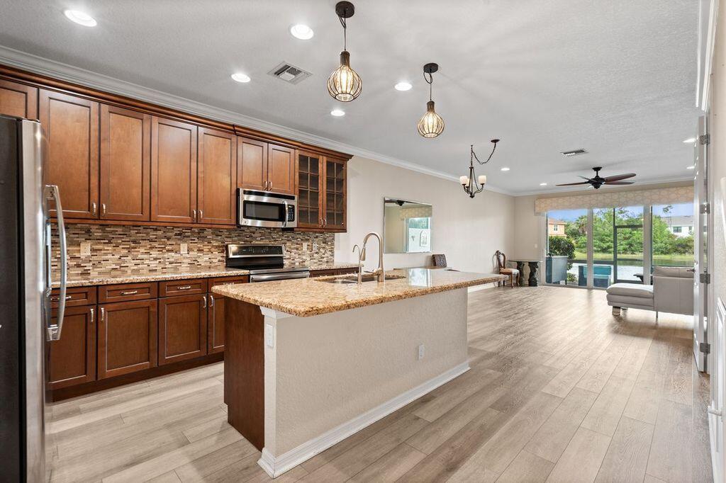 626 SW Glen Crest Way — photo