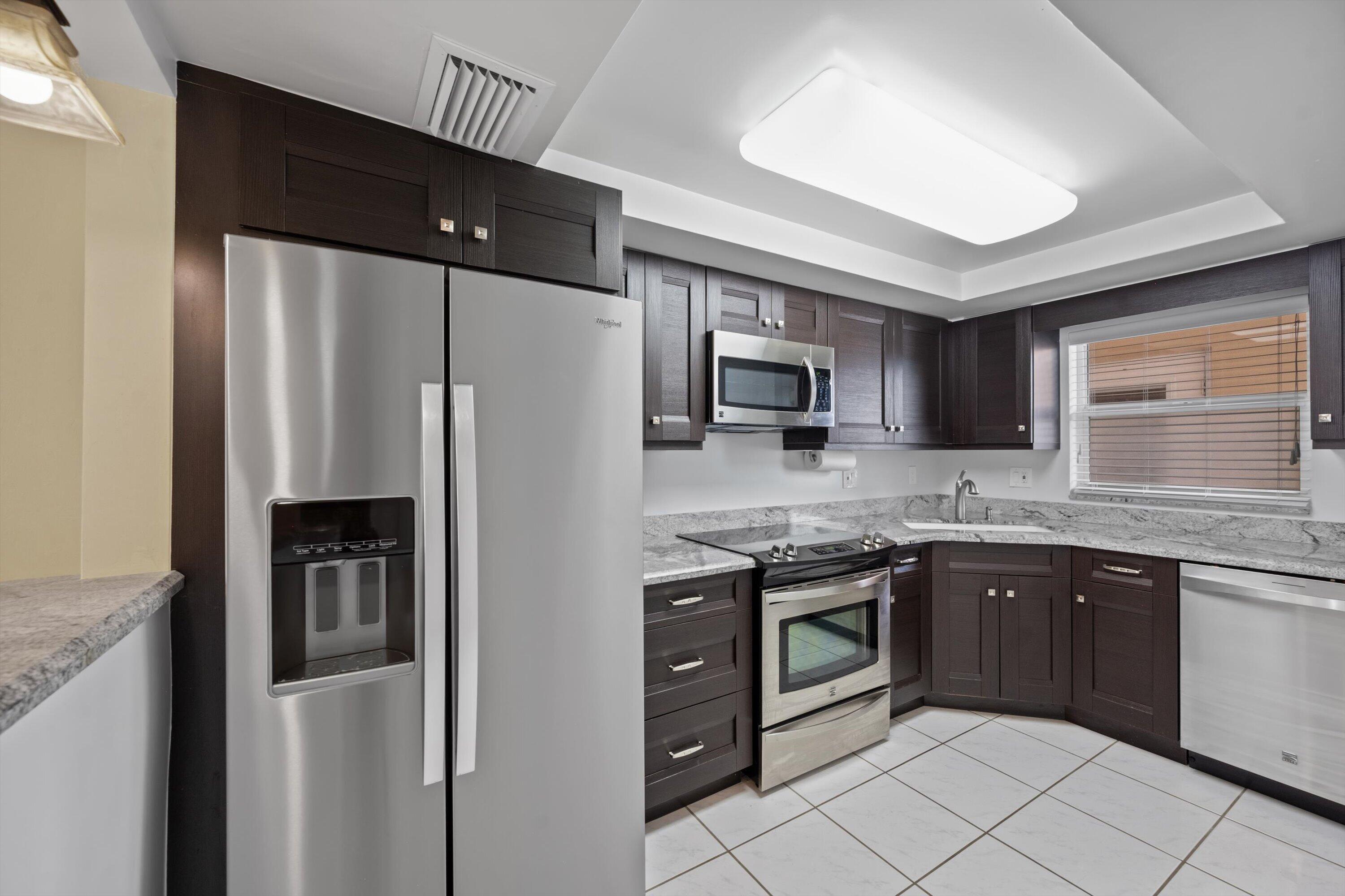 725 N Riverside Drive 203 — photo