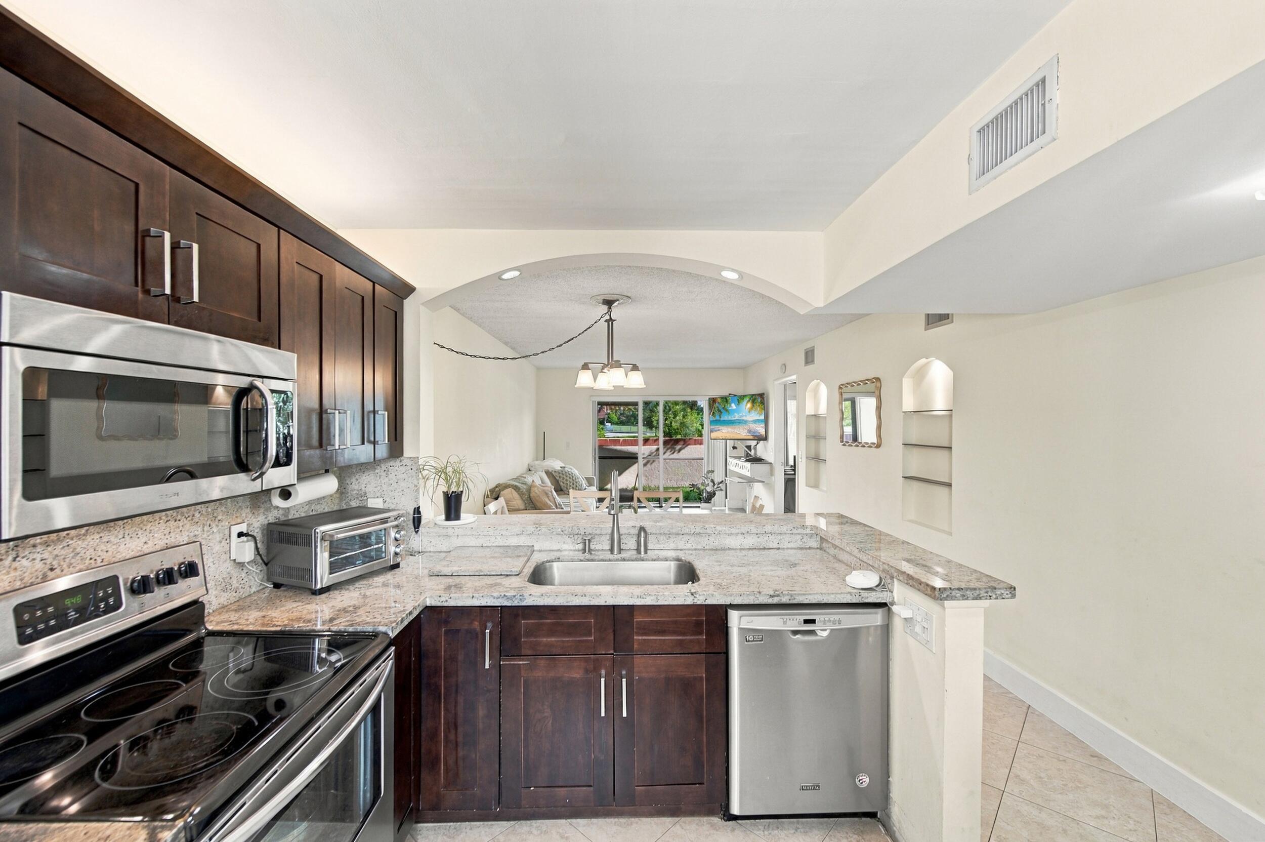 6585 Somerset Drive 102 — photo