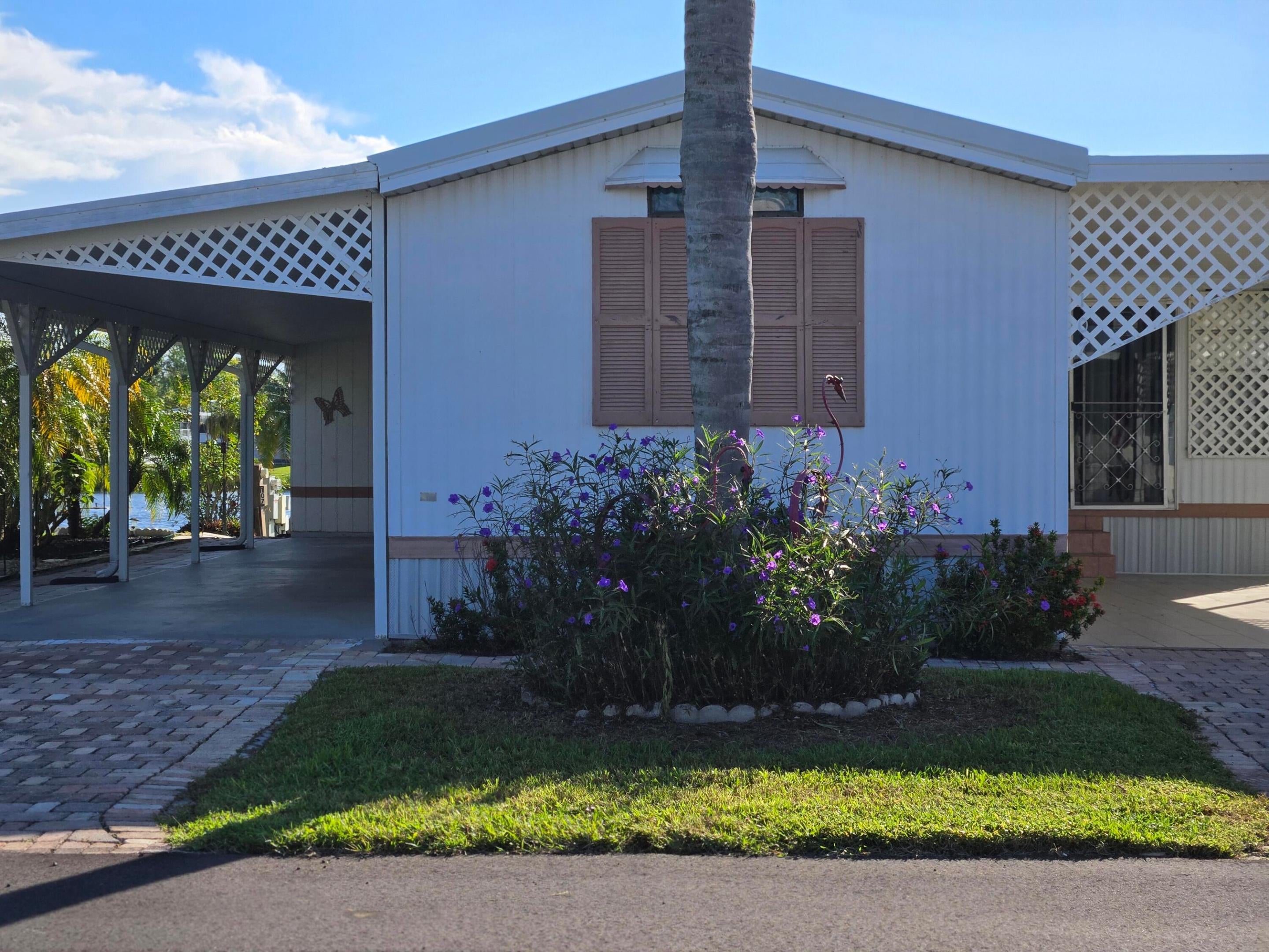 1601 US-441 107 — photo