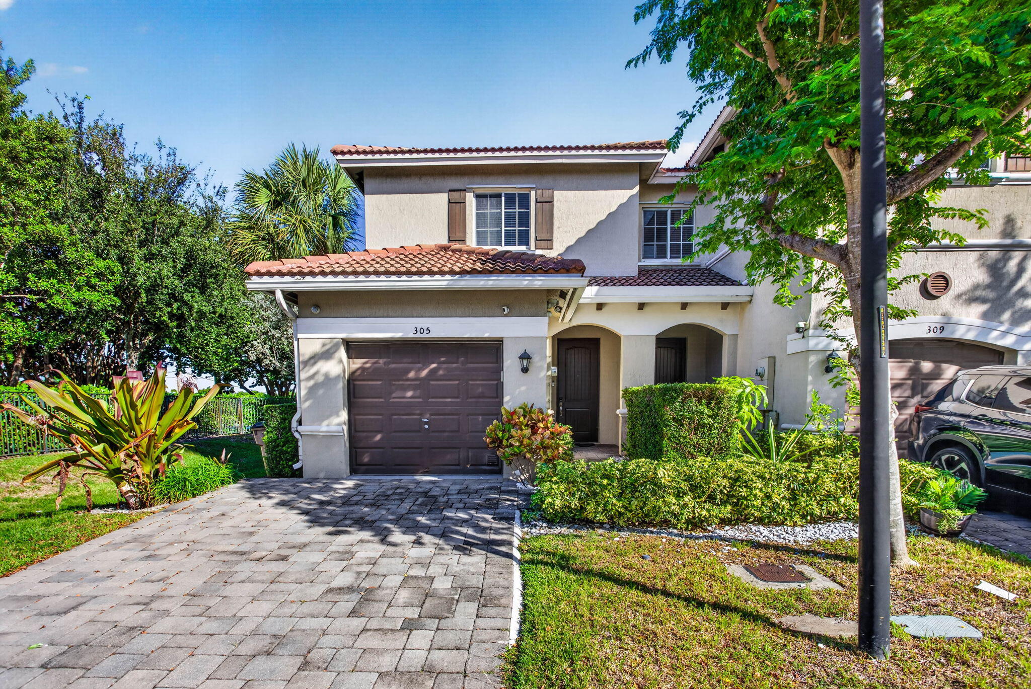 305 NE 47th Place 305 — photo