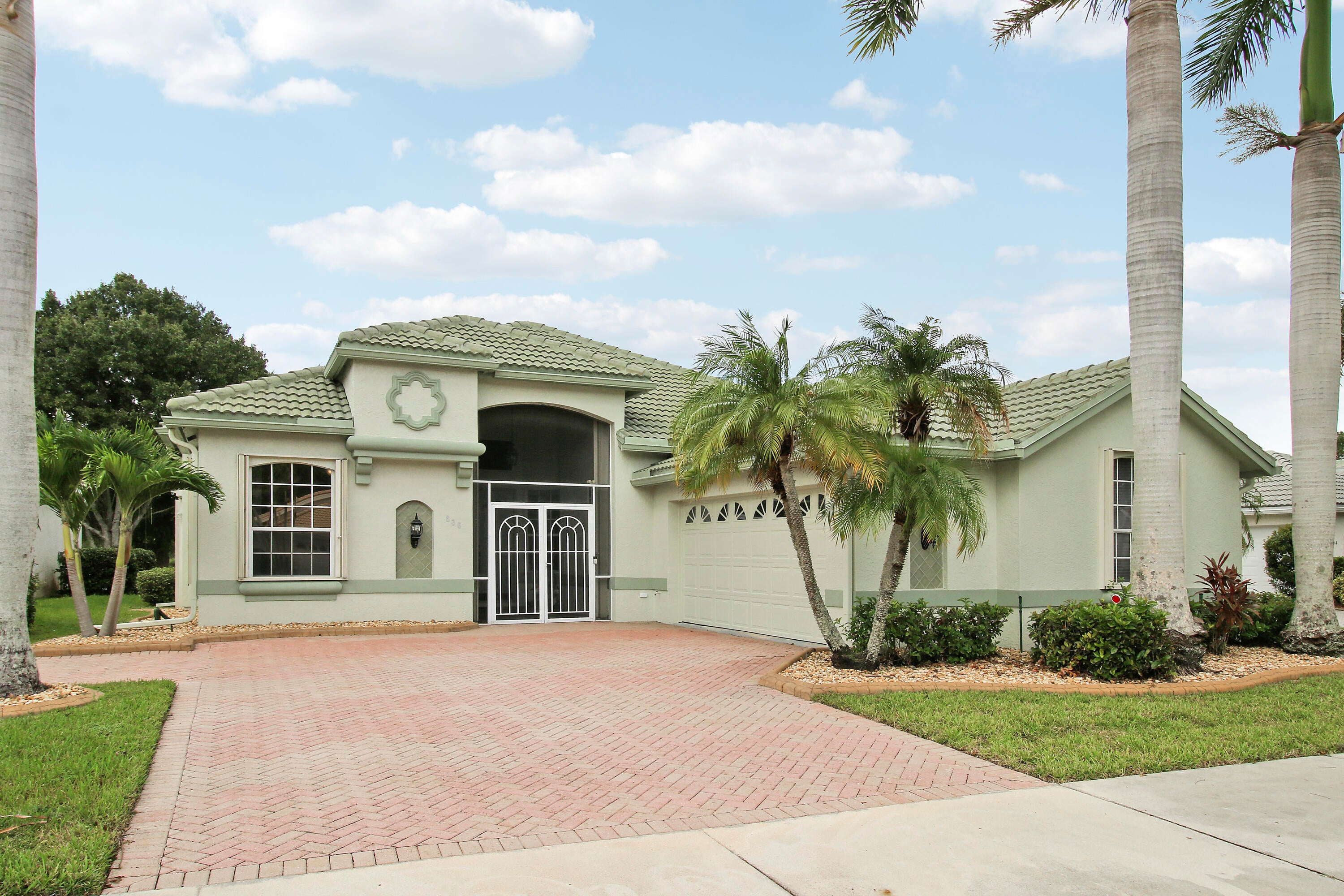 636 SW Lake Charles Circle — photo