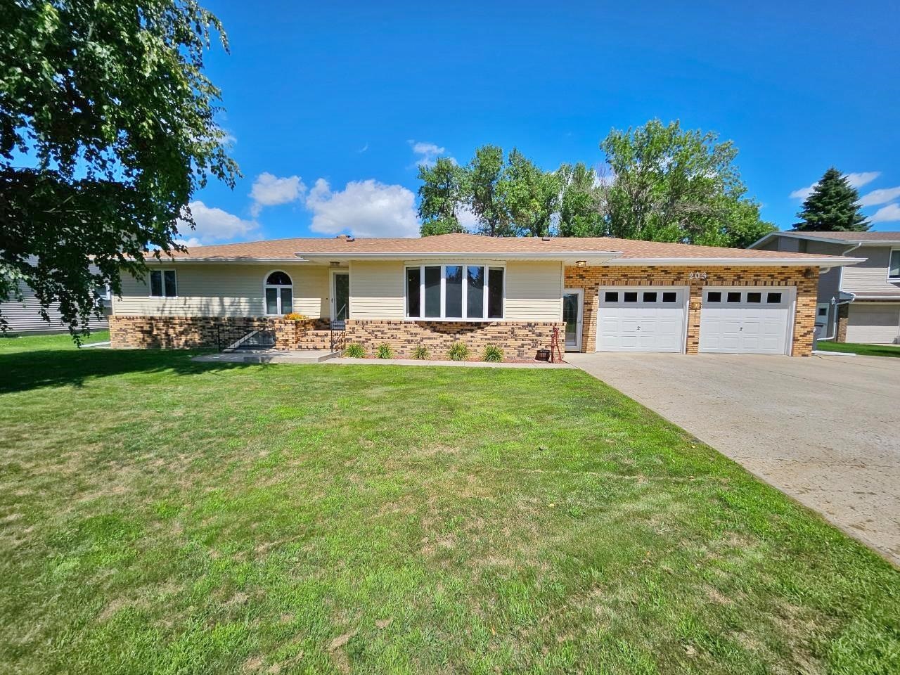 203 Sunset Lane, Rugby, ND 58368