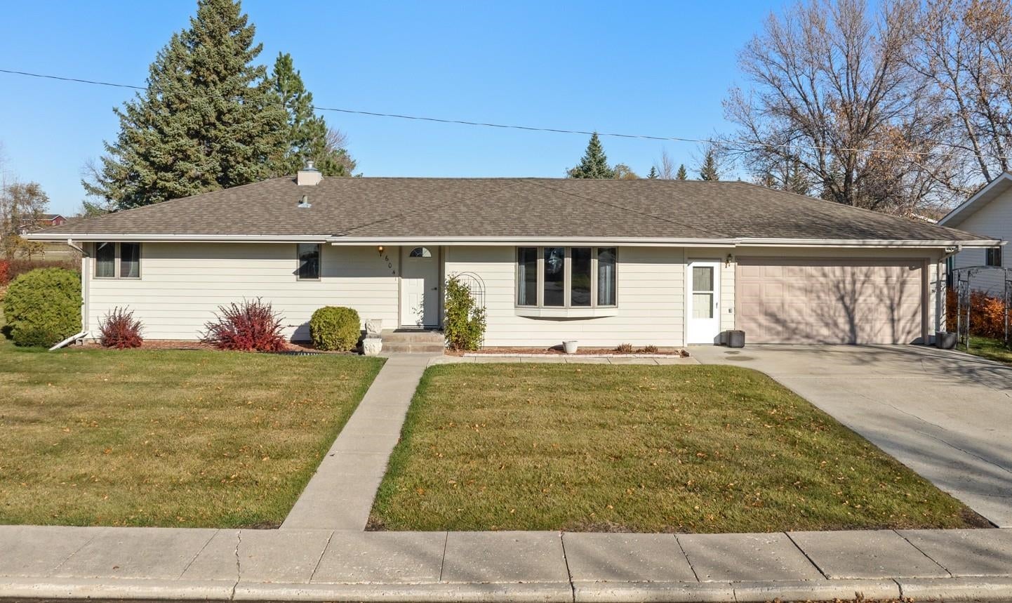 604 West Pine Circle — photo