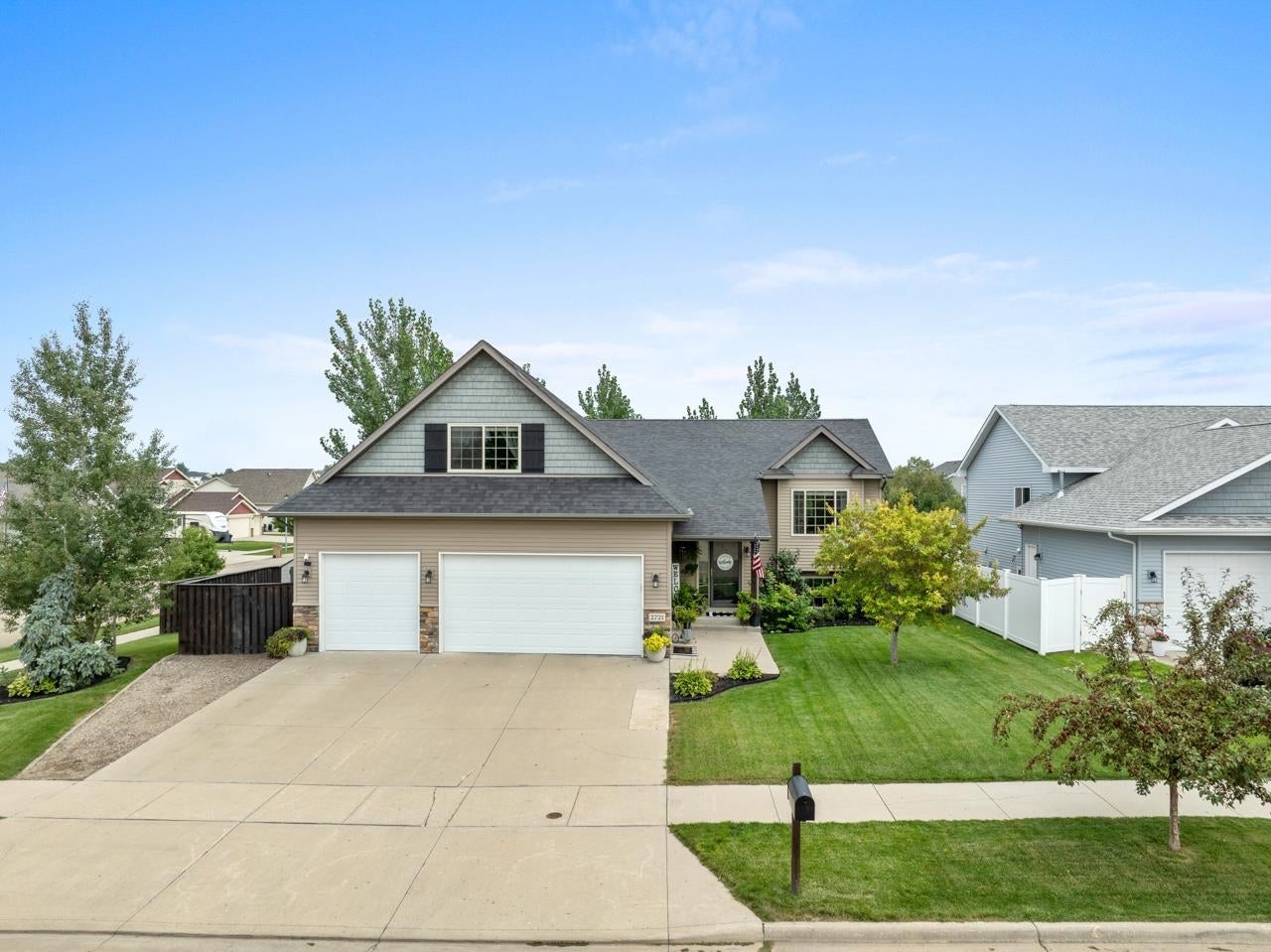 2721 Heritage Dr — photo