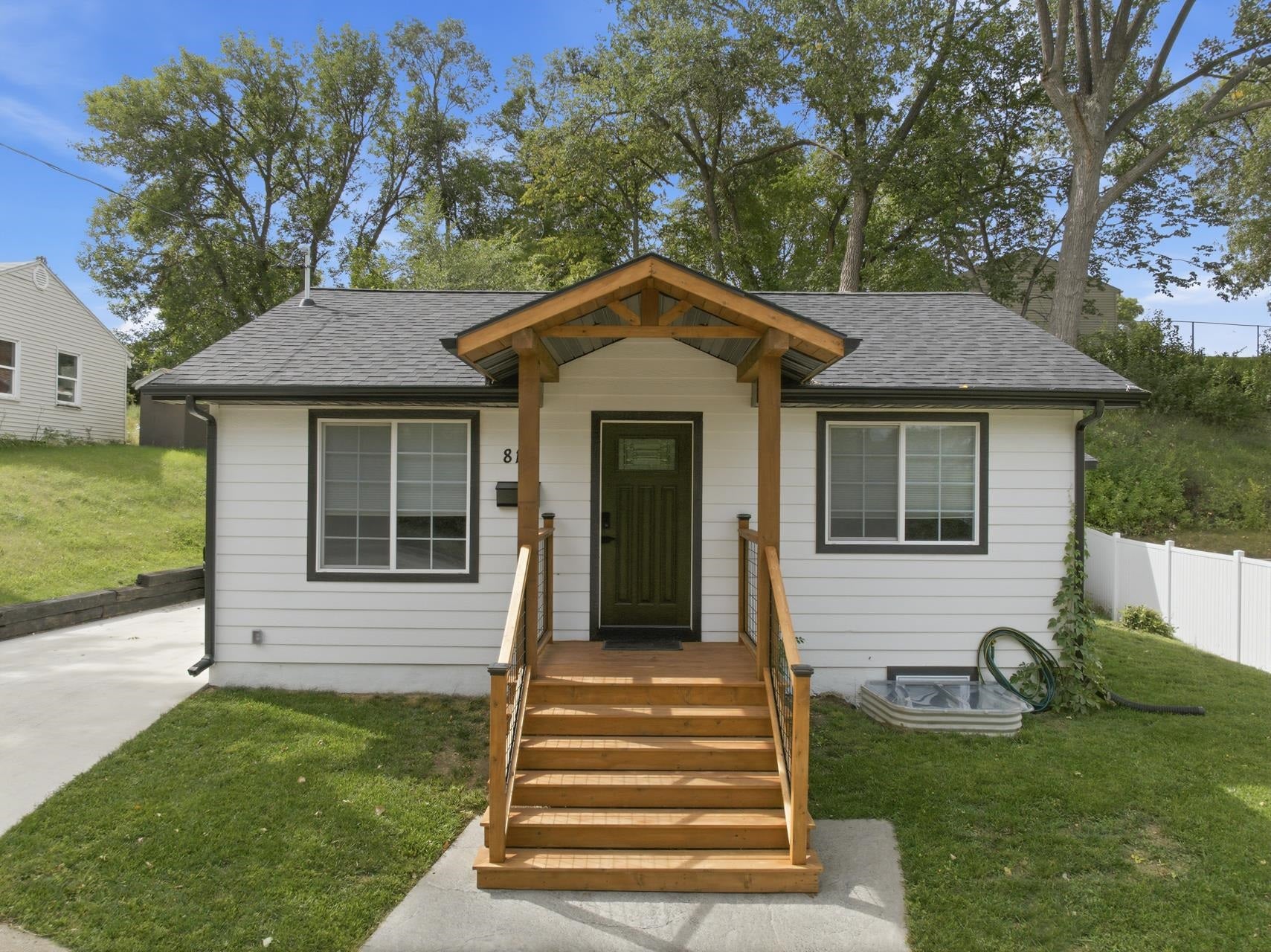 810 Summit Dr — photo