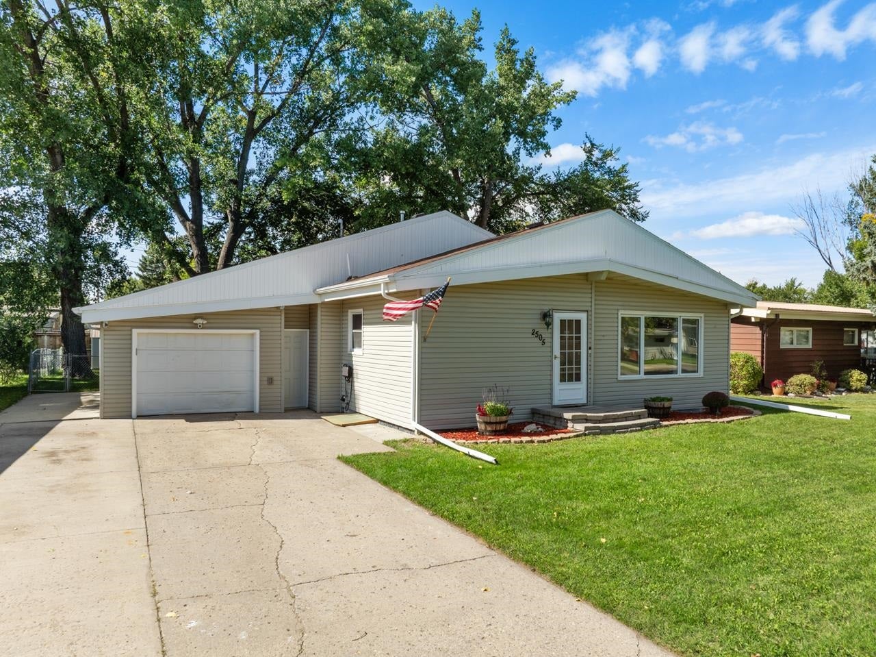 2505 Skyline Dr NW — photo