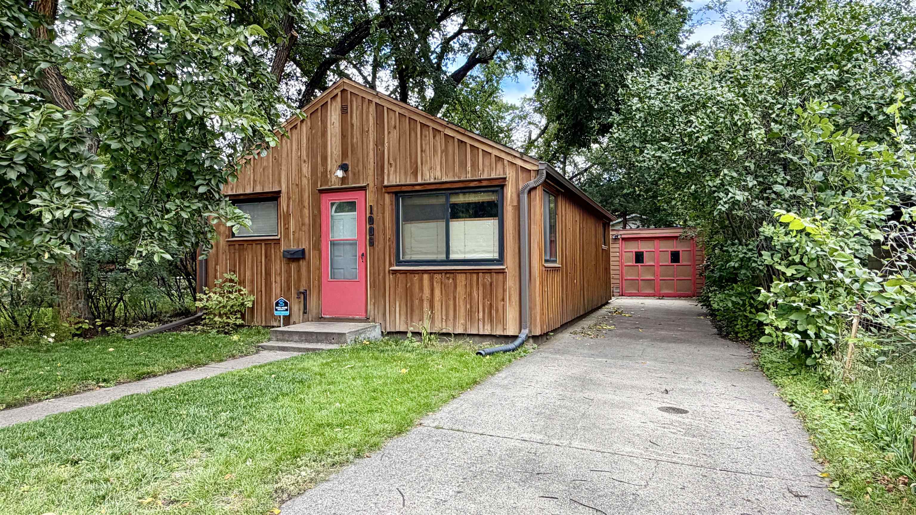 1006 University University Ave W — photo