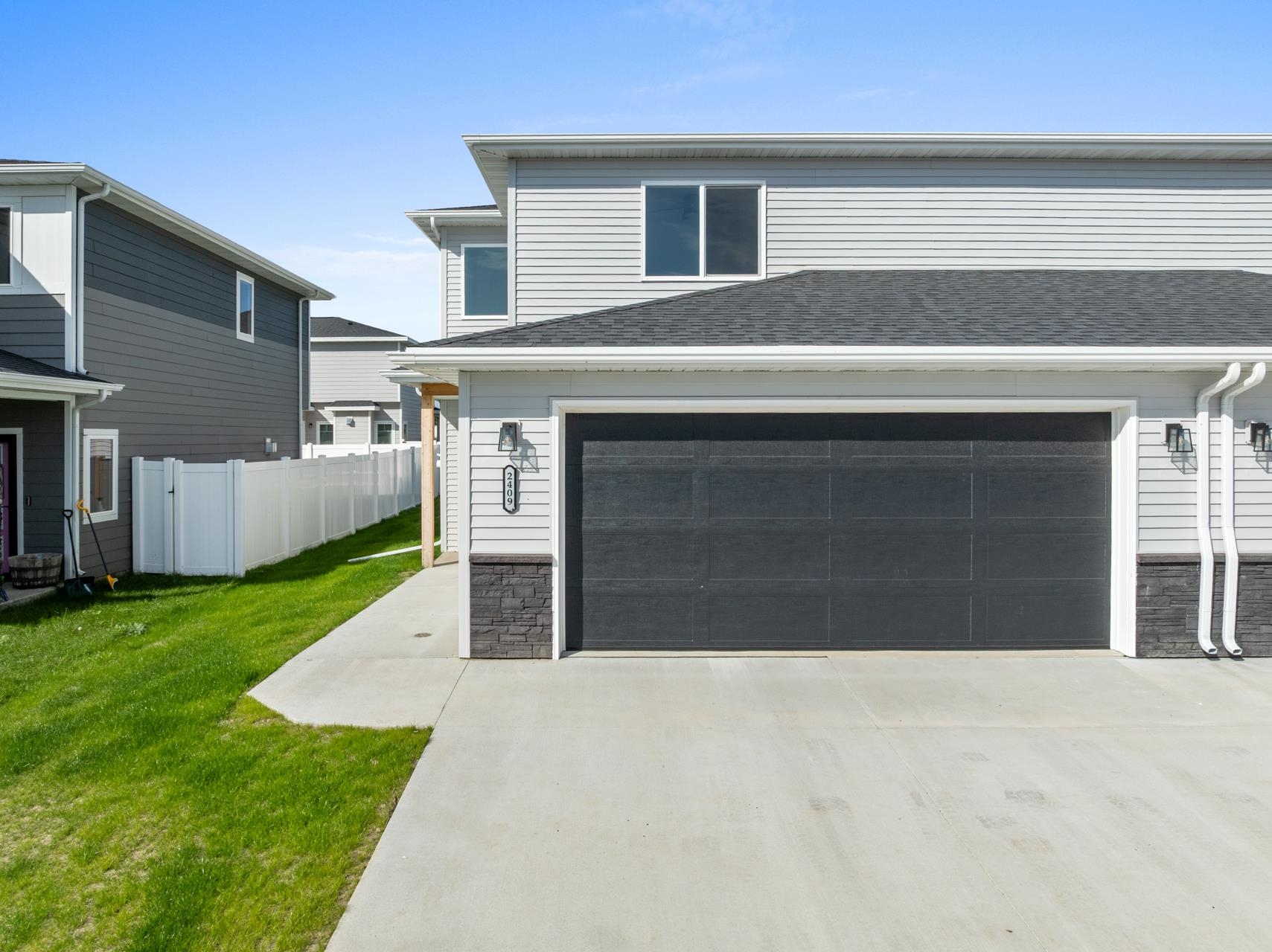 2409 Landmark Dr — photo