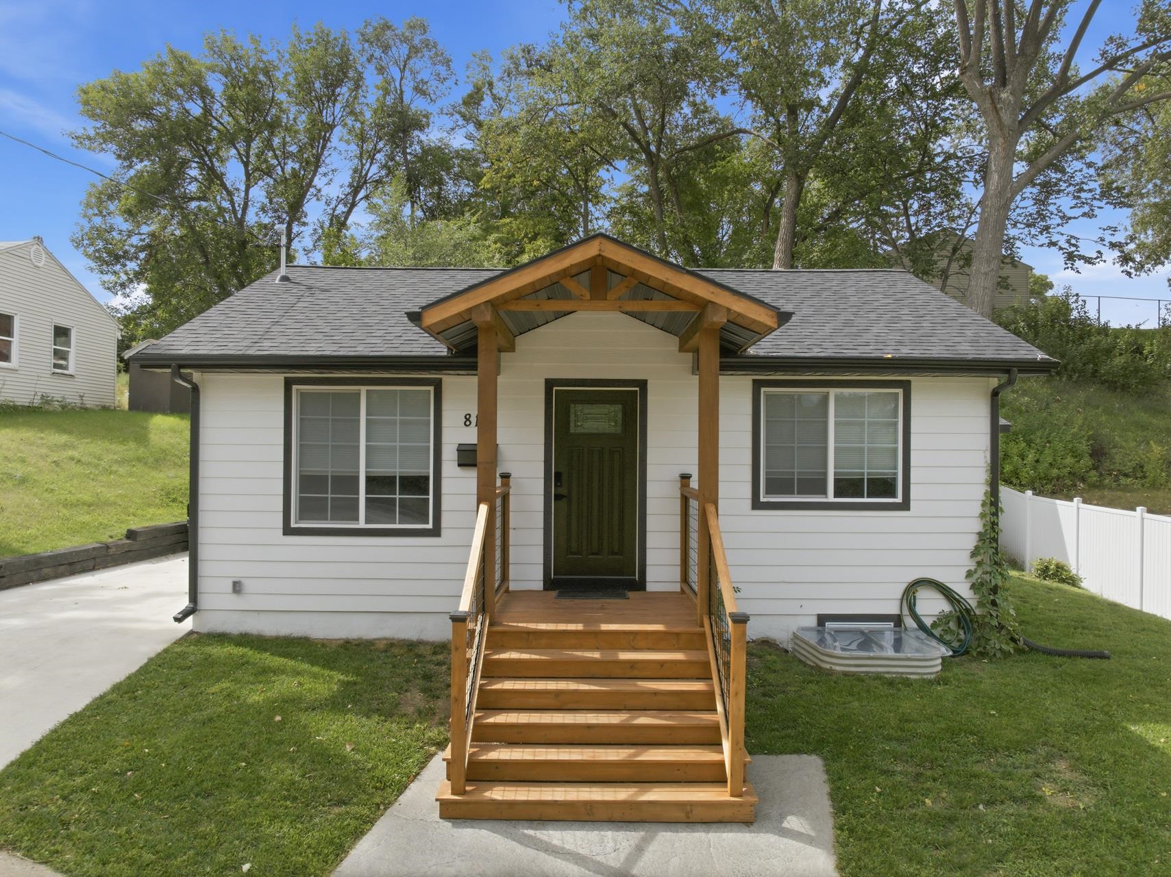 810 Summit Dr — photo