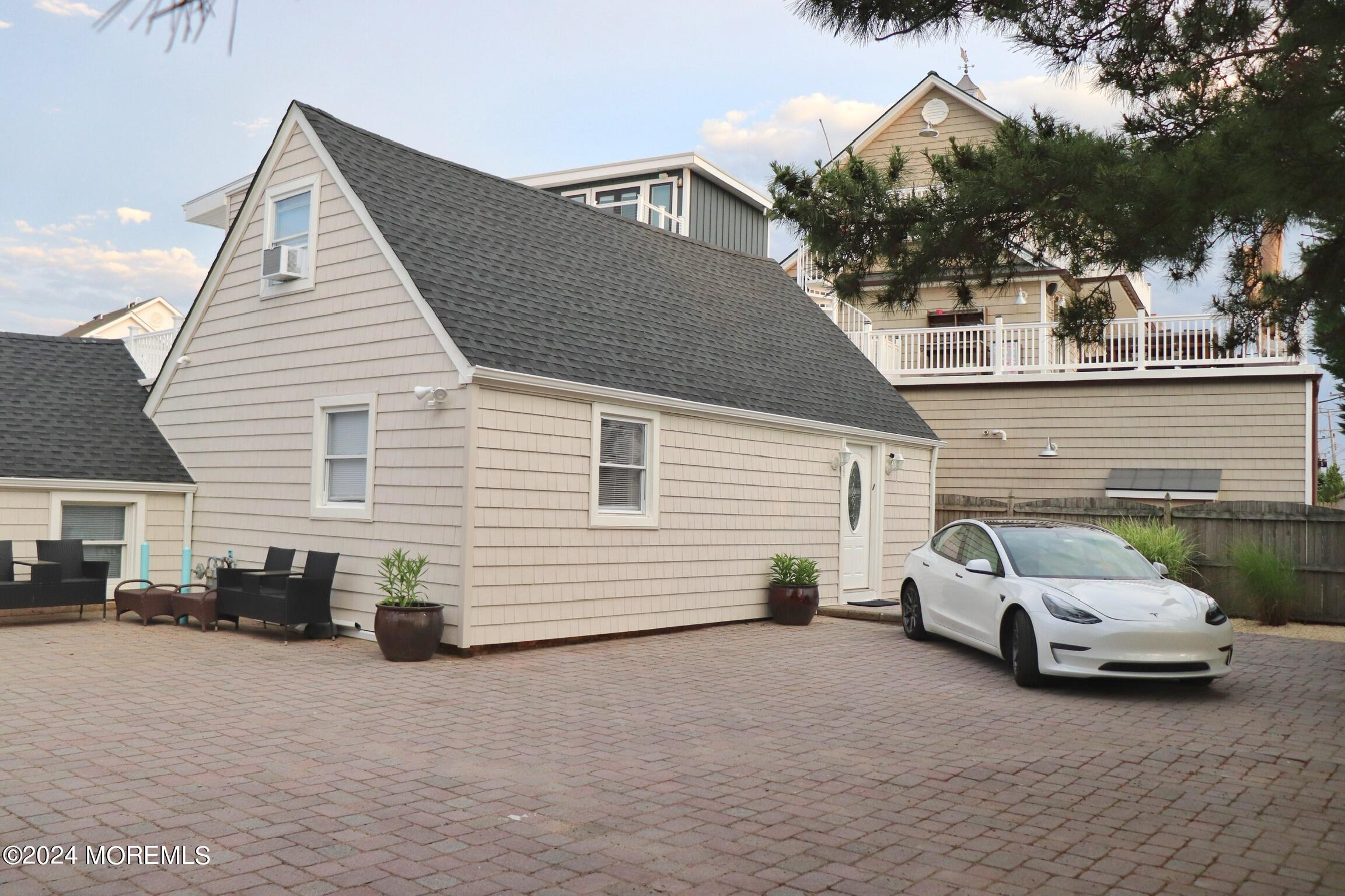 116 E Kupper Drive — photo