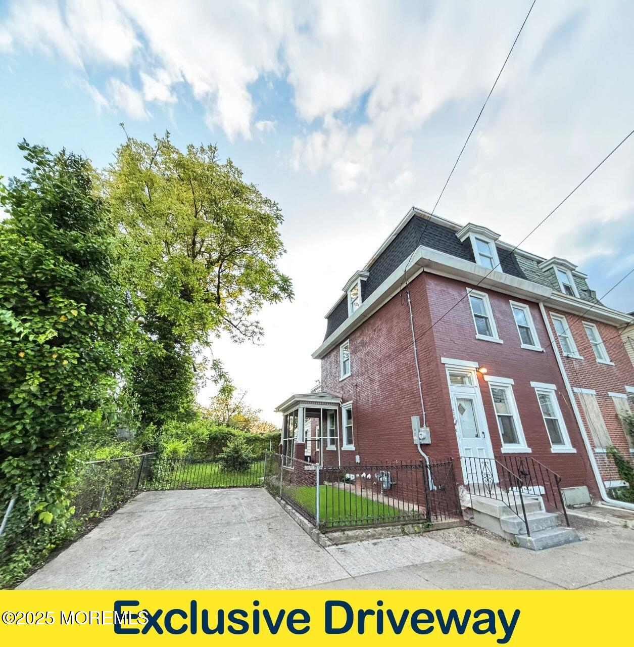 438 Lawrence Street — photo