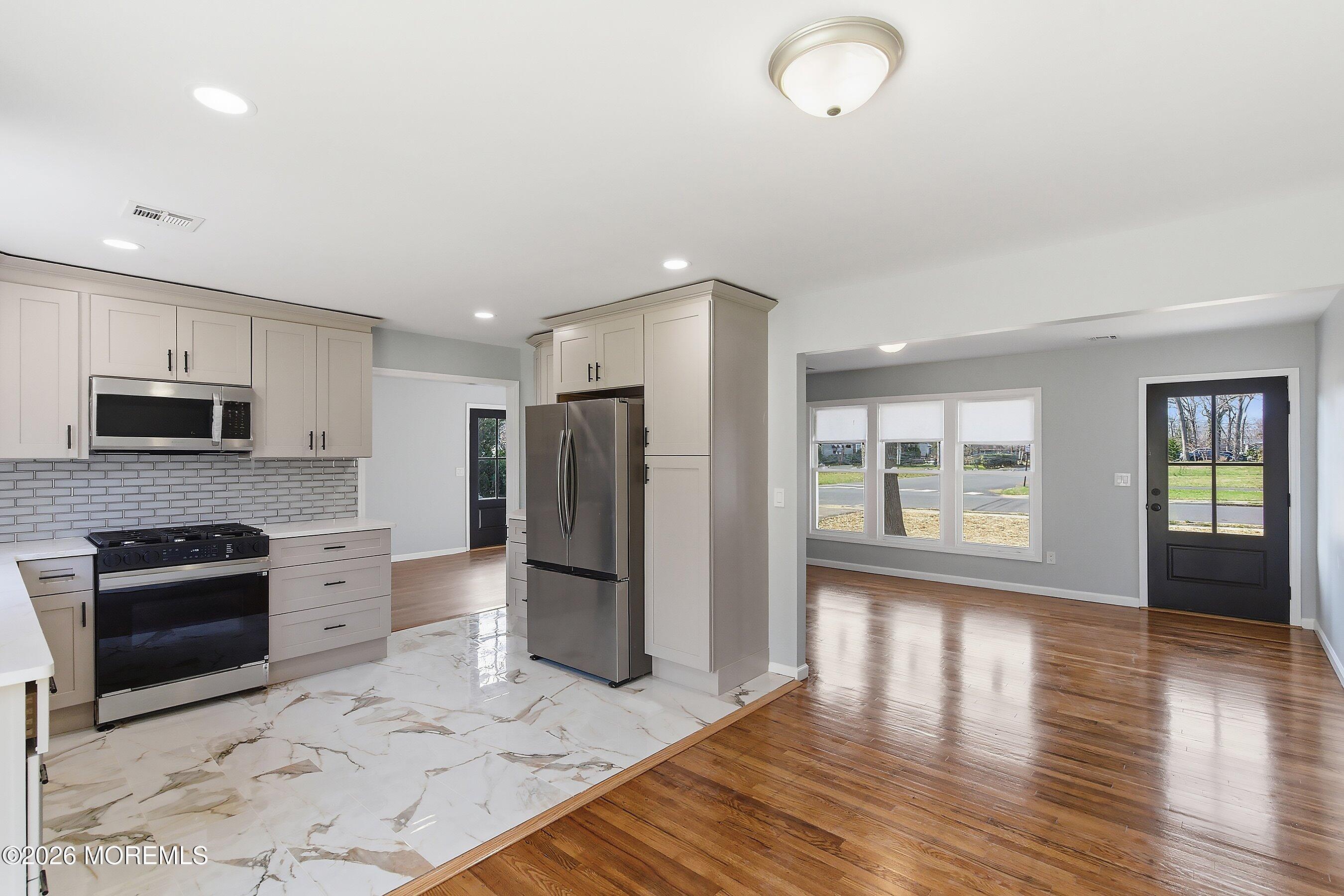 39 Blue Jay Drive — photo