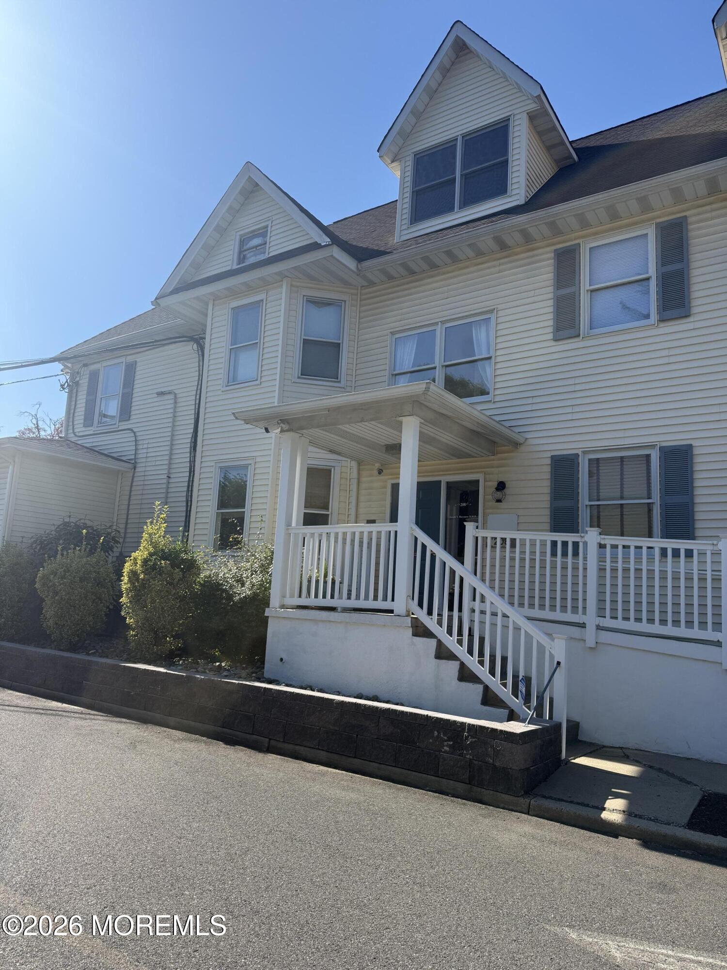 208 Maple Avenue Suite 4 — photo