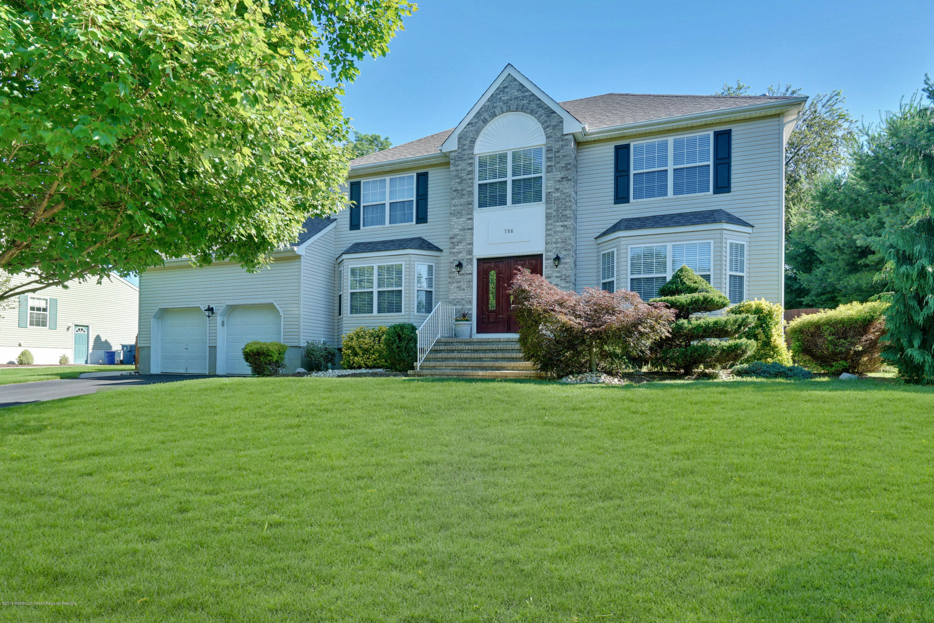 786 Applewood Court — photo