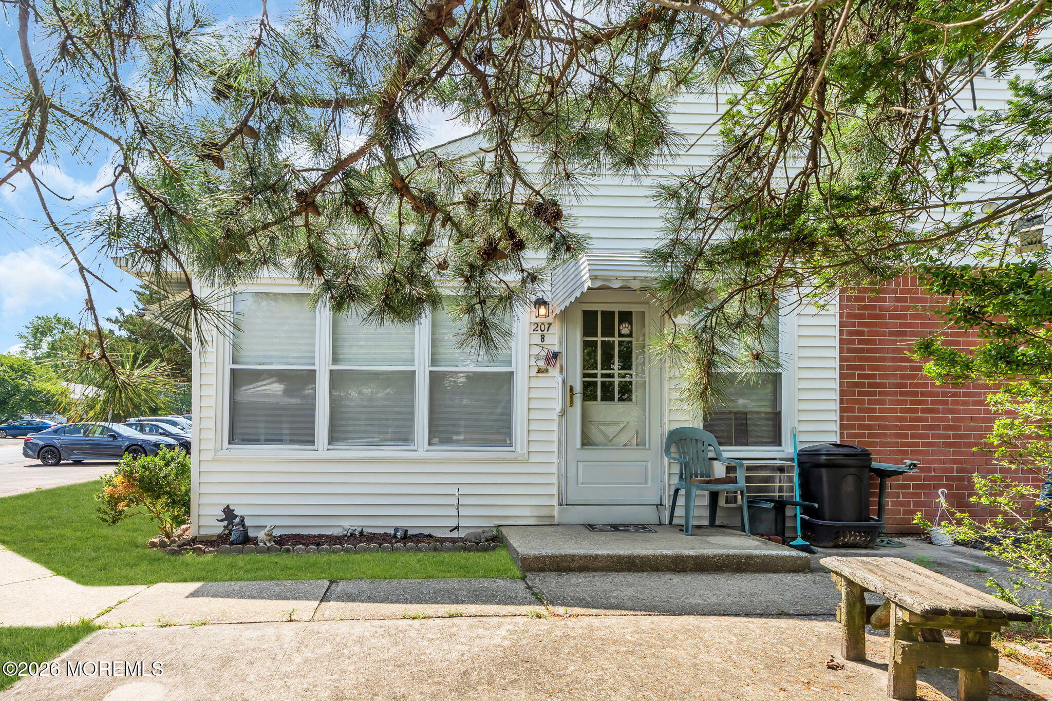 207B Laurel Place — photo