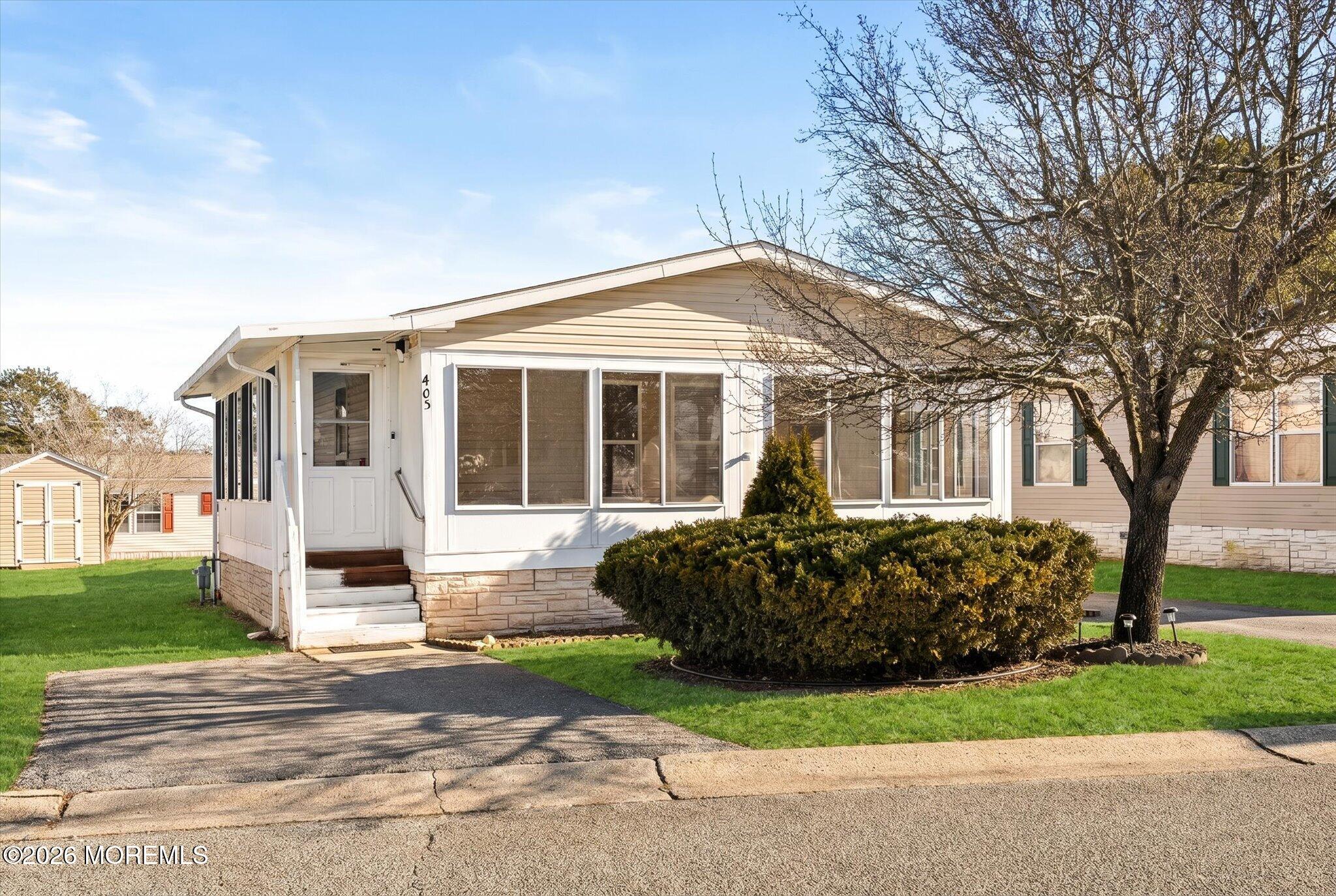 405 Maplehurst Court — photo