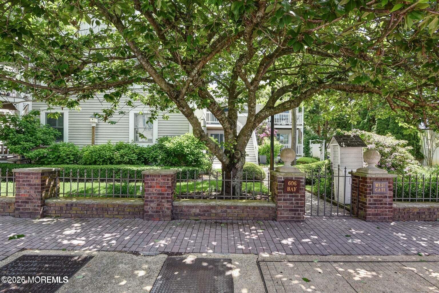 606 Bay Avenue 6 — photo