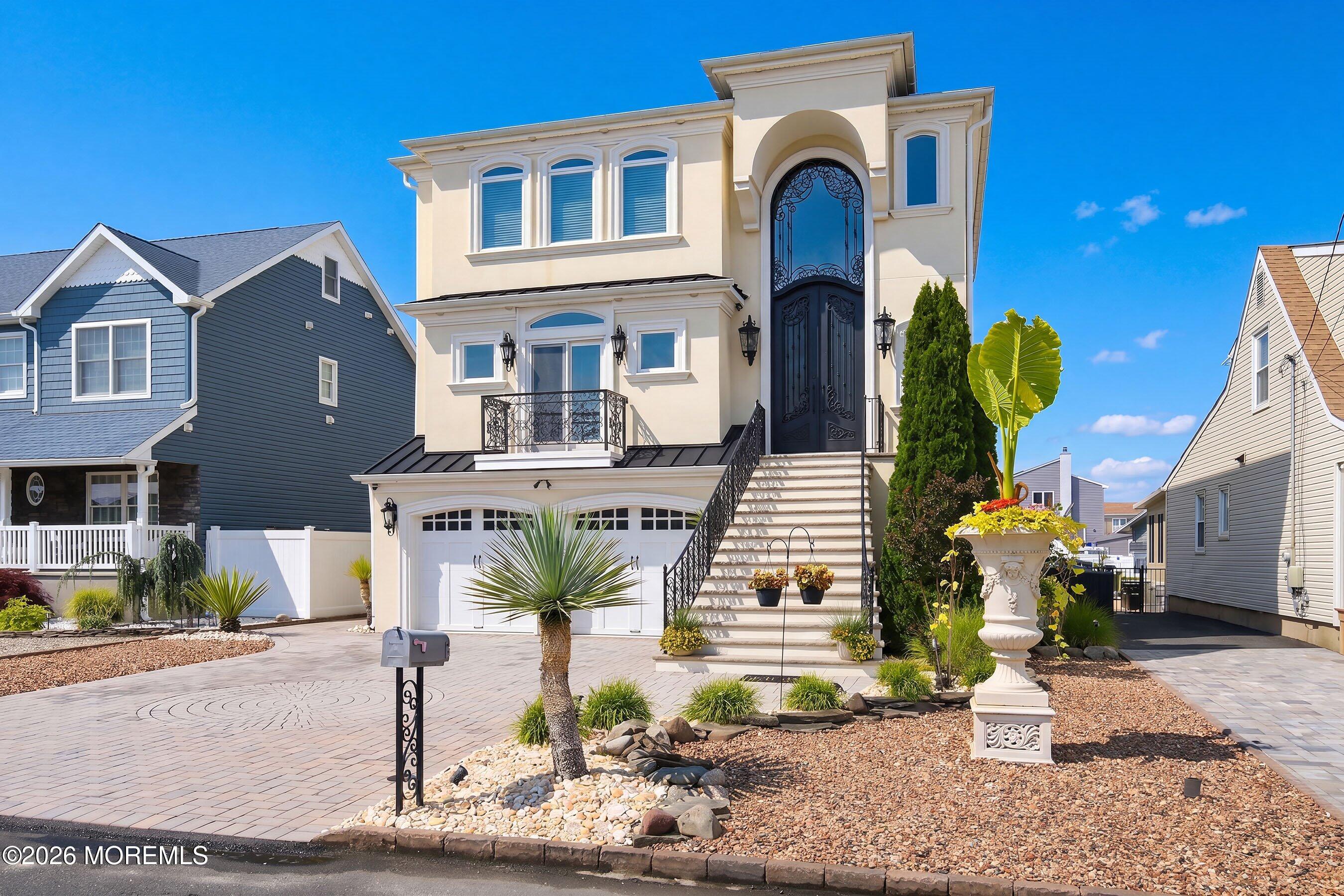 14 Lagoon Drive W — photo