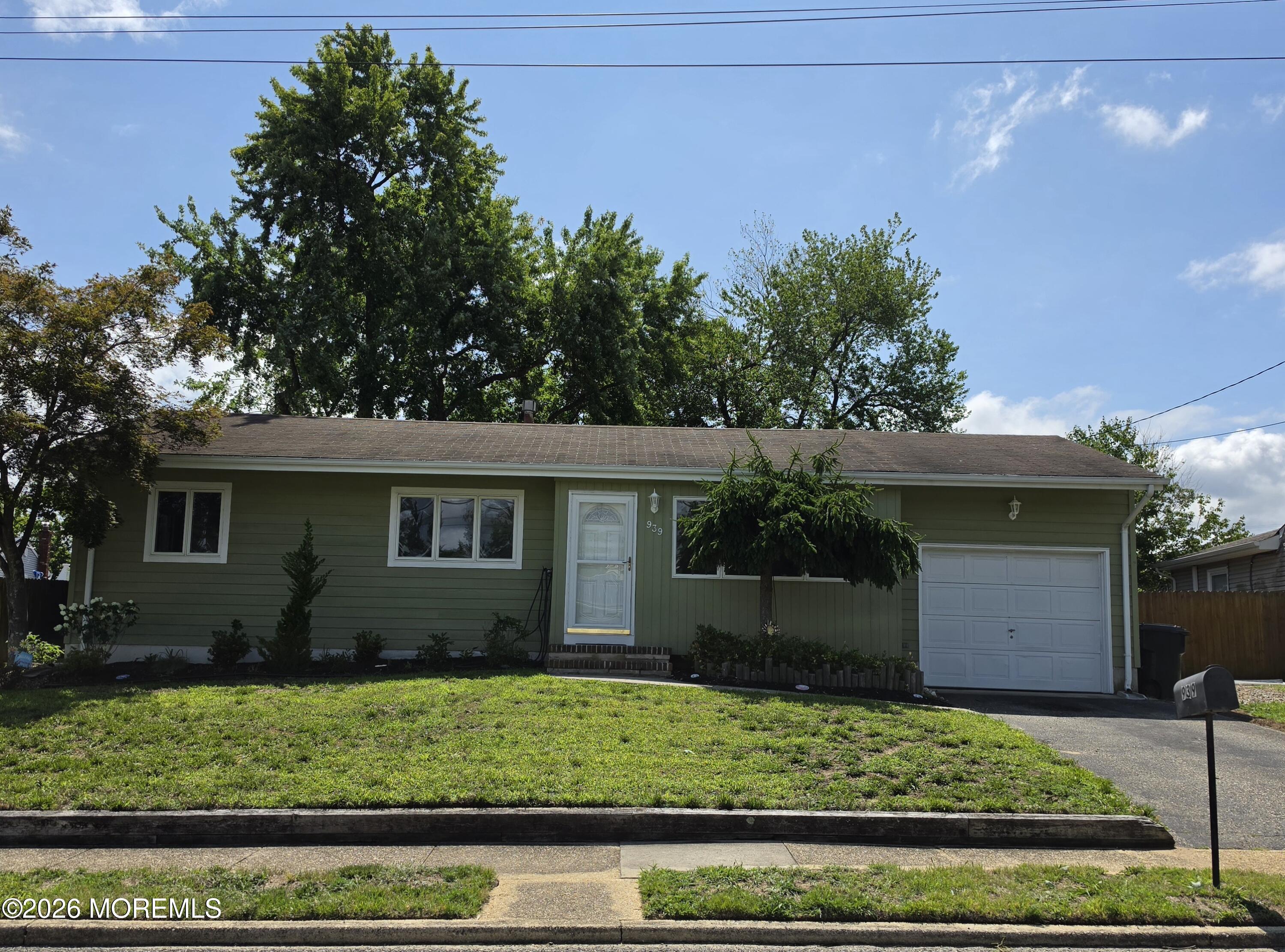 939 Gloucester Drive — photo