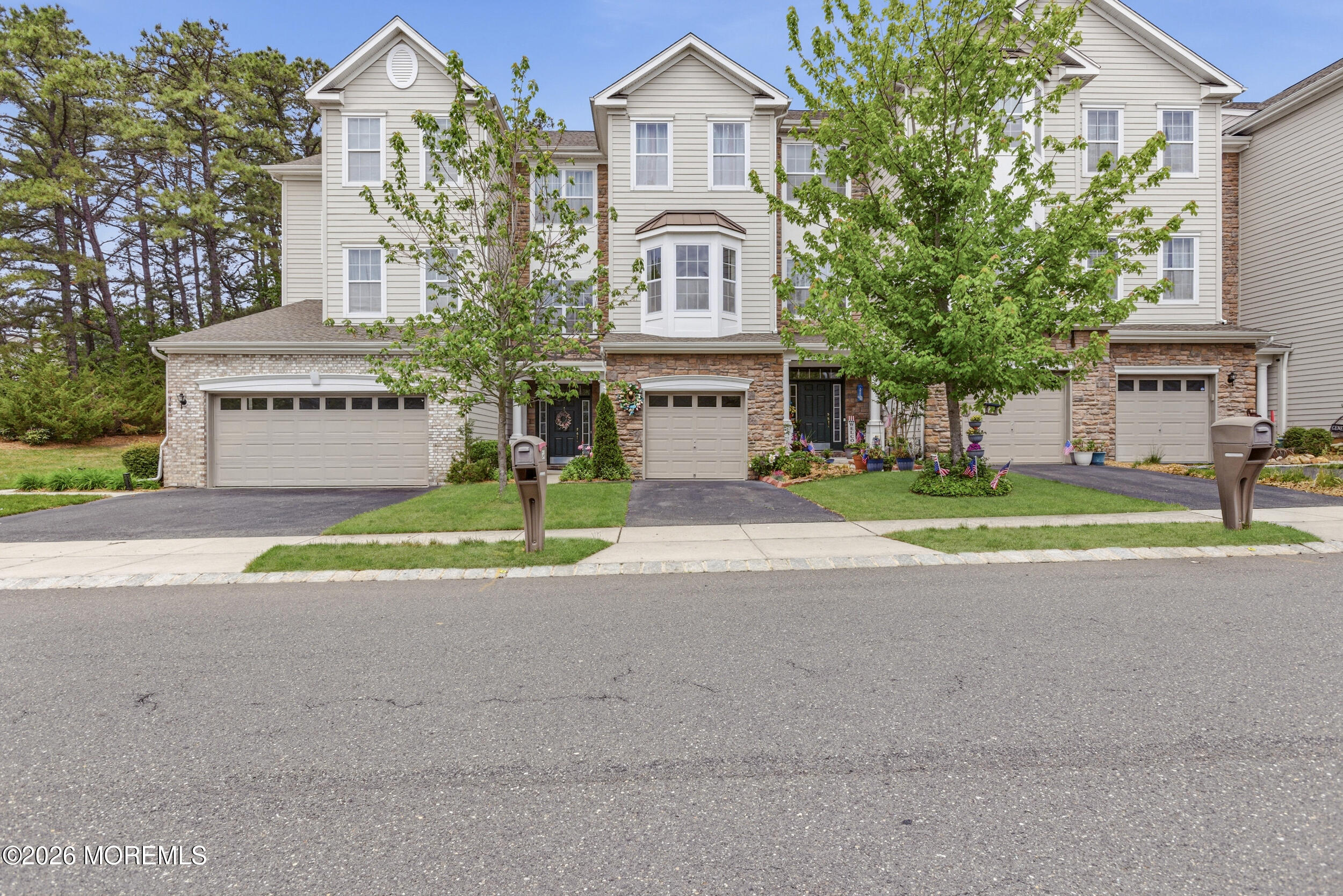 346 Hawthorne Lane — photo