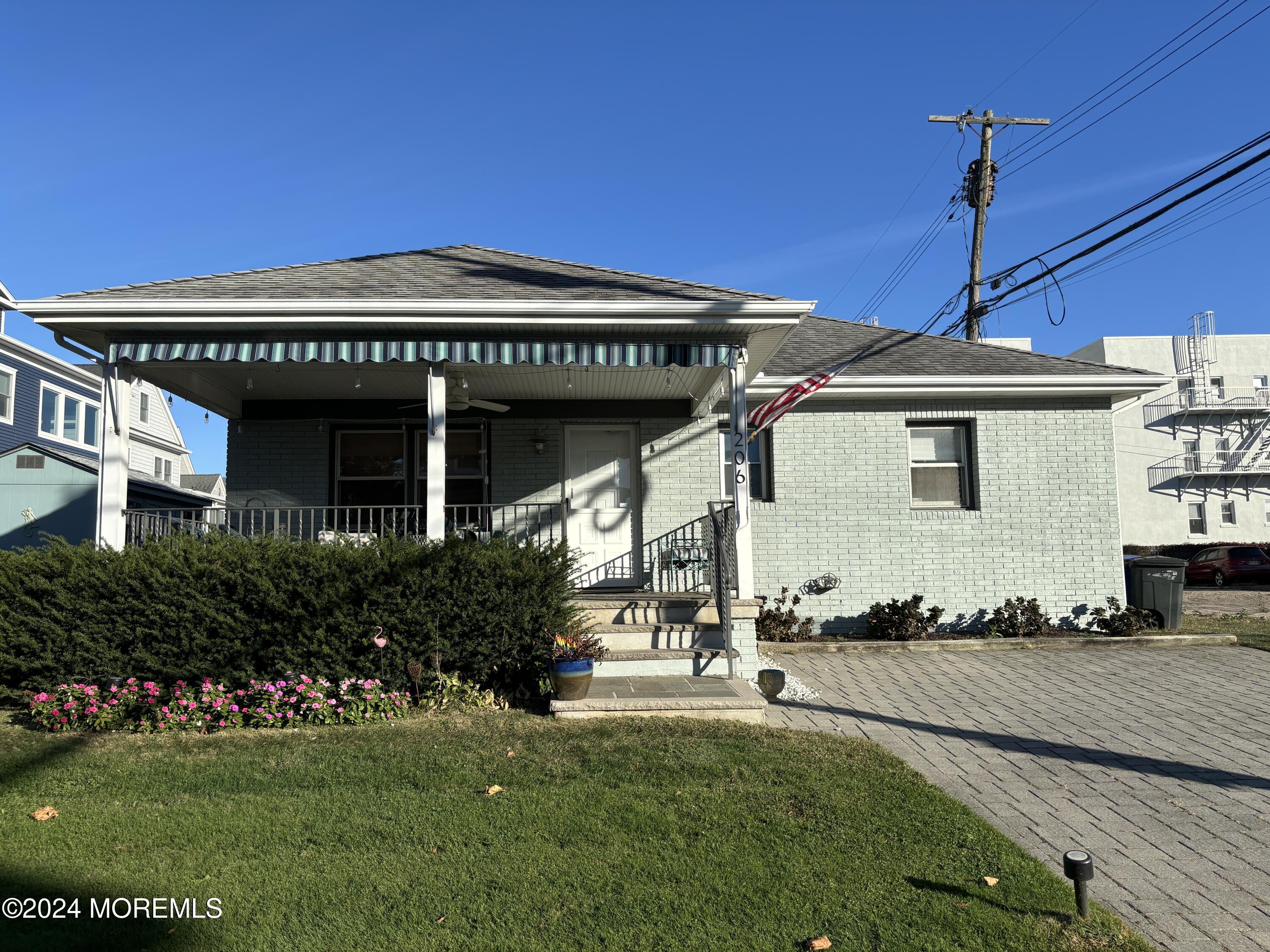 206 Beach Avenue — photo