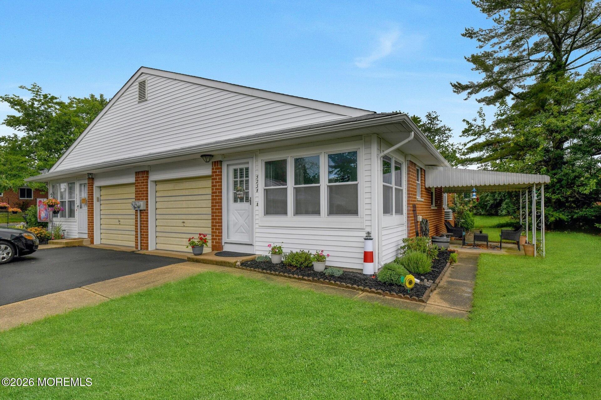 523 Lilac Lane B> — photo