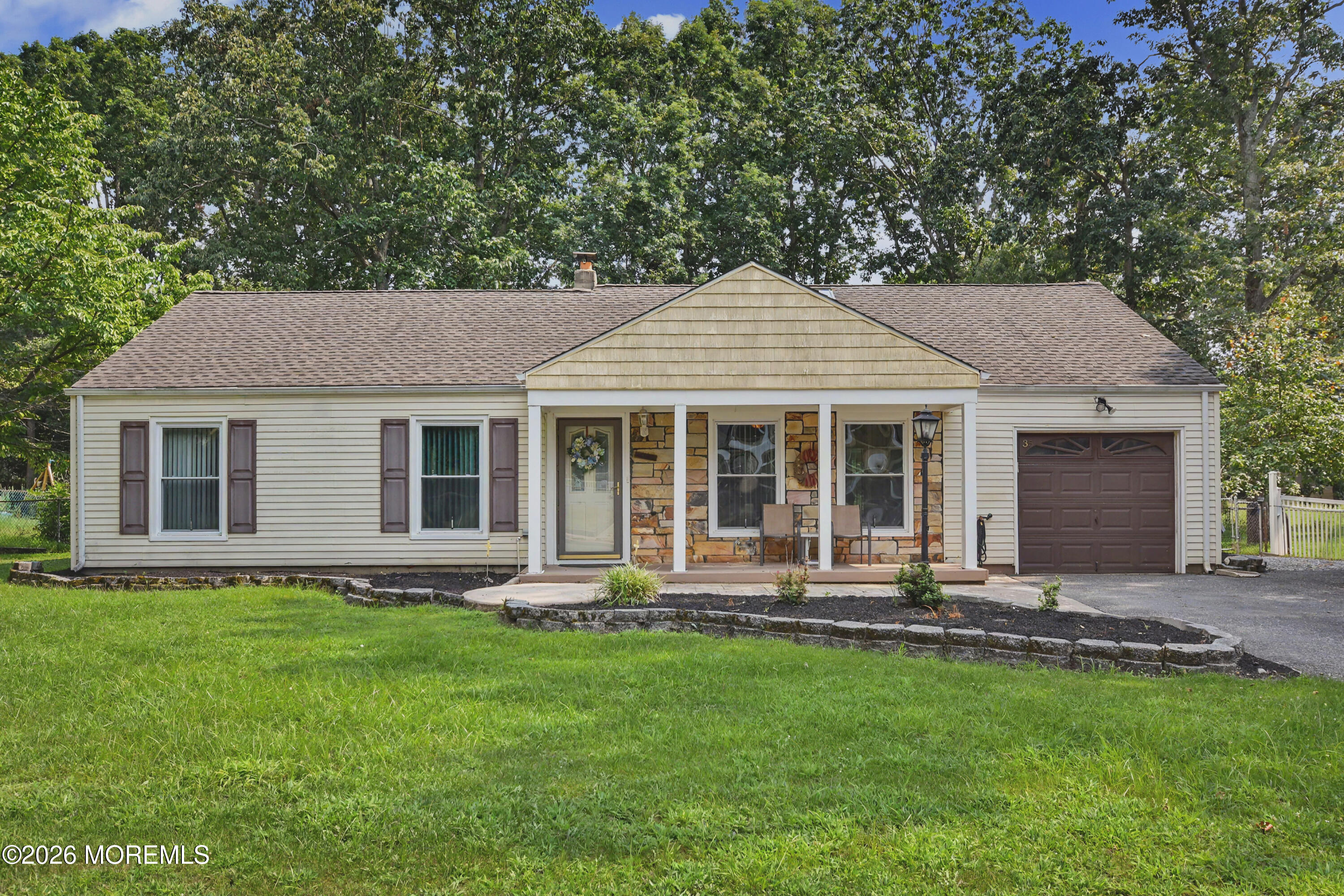 35 Buckingham Drive — photo