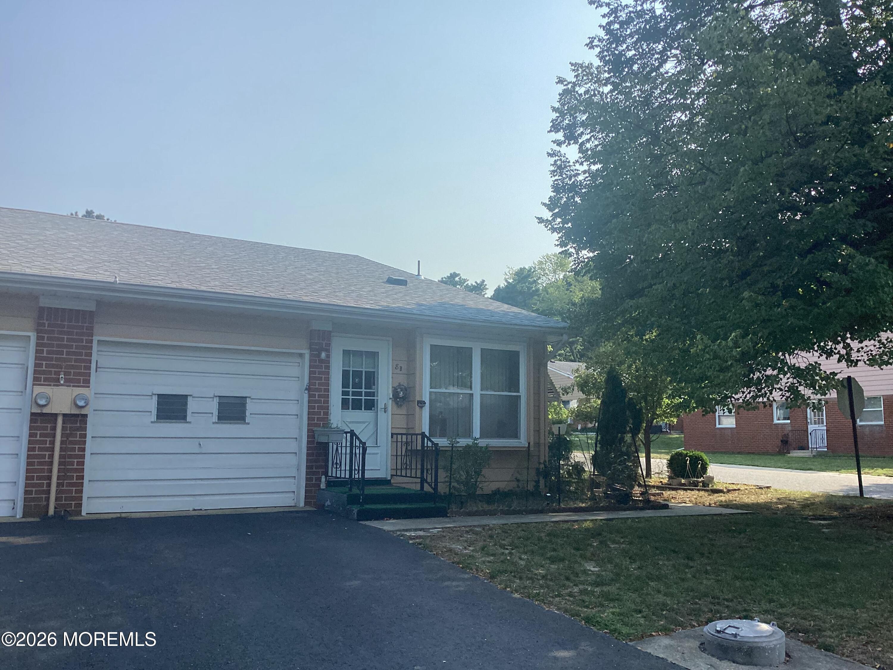 8 Lexington Drive B — photo