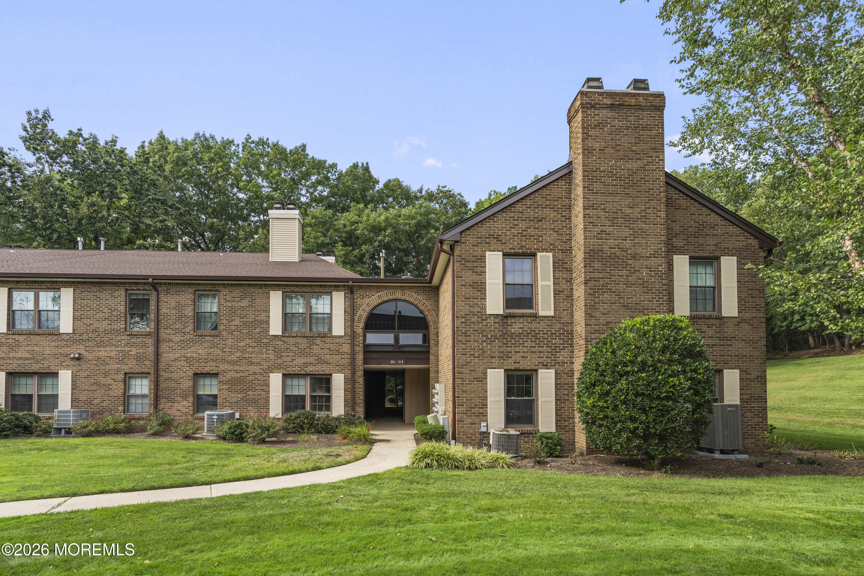 303 Wellington Pl — photo