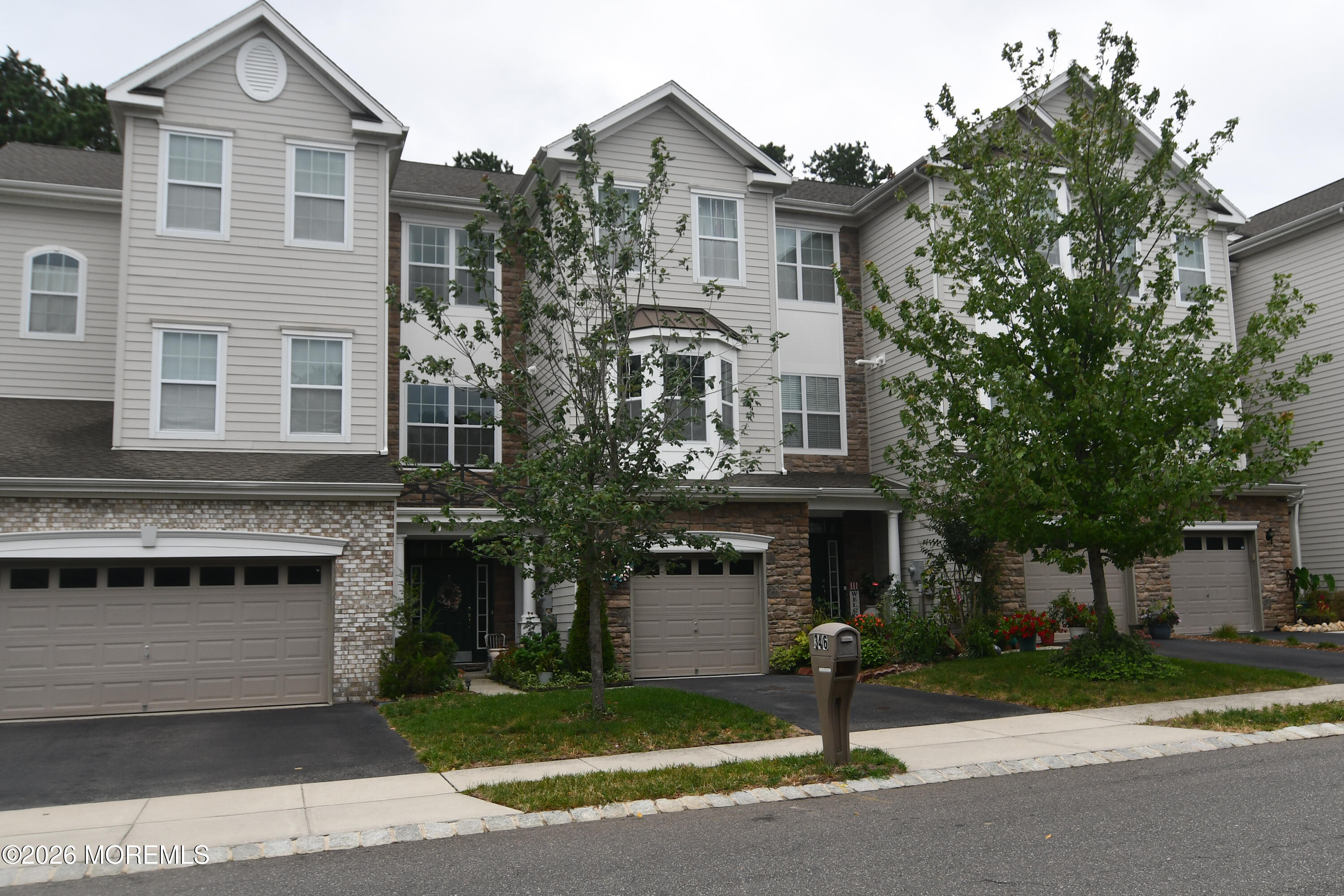 346 Hawthorne Lane — photo