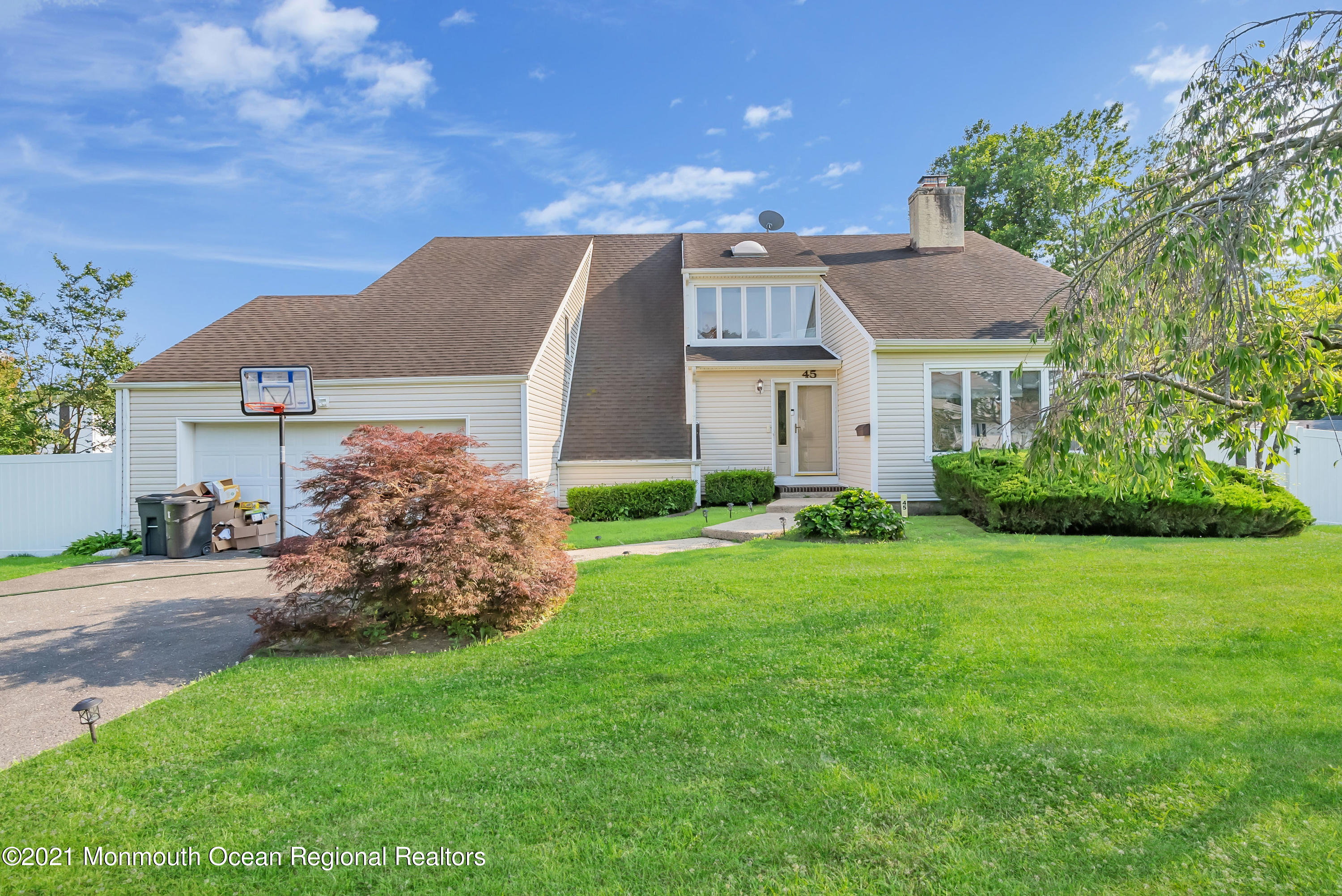 45 Roslyn Court — photo