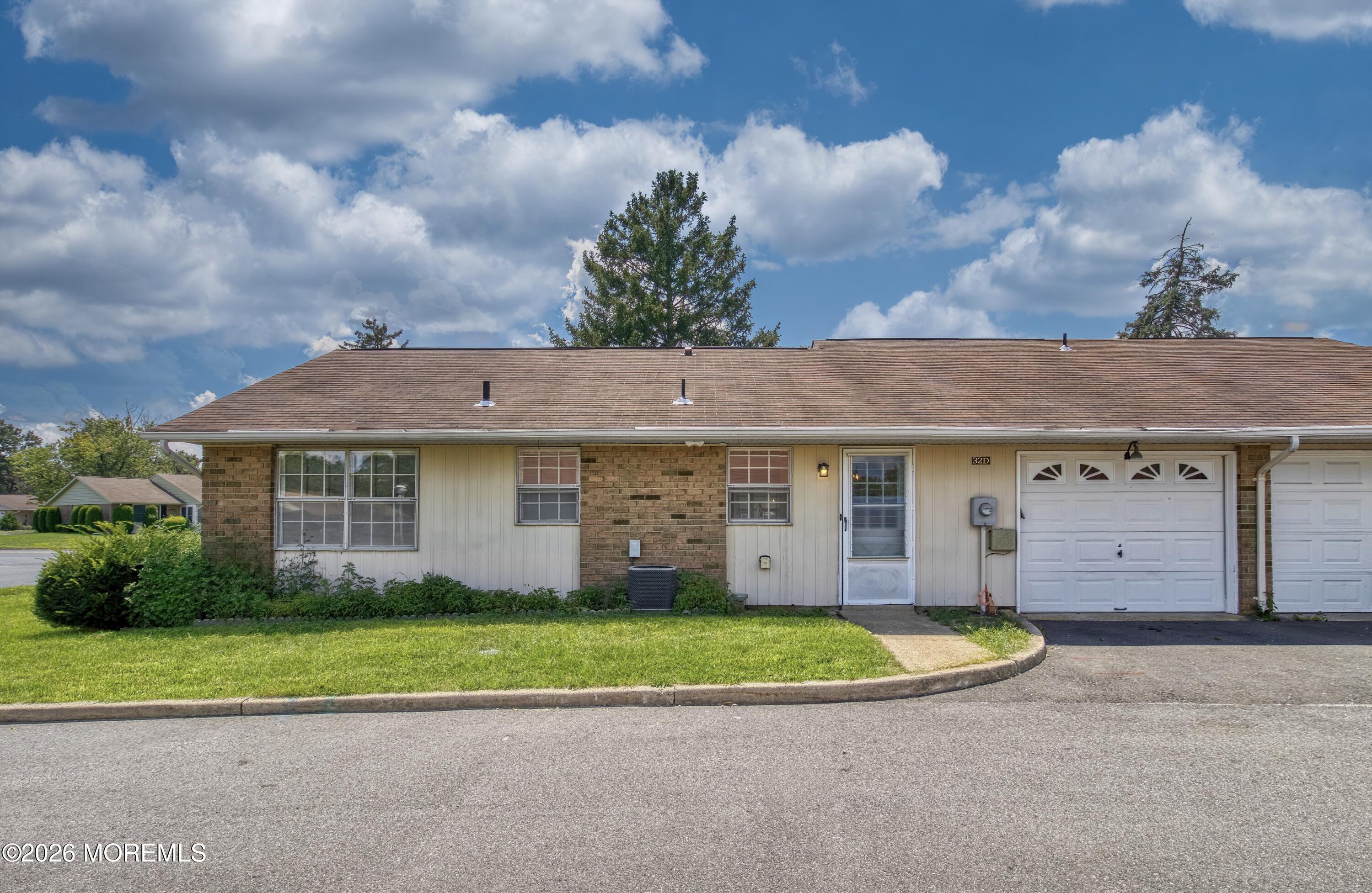 32D Yorkshire Court D — photo