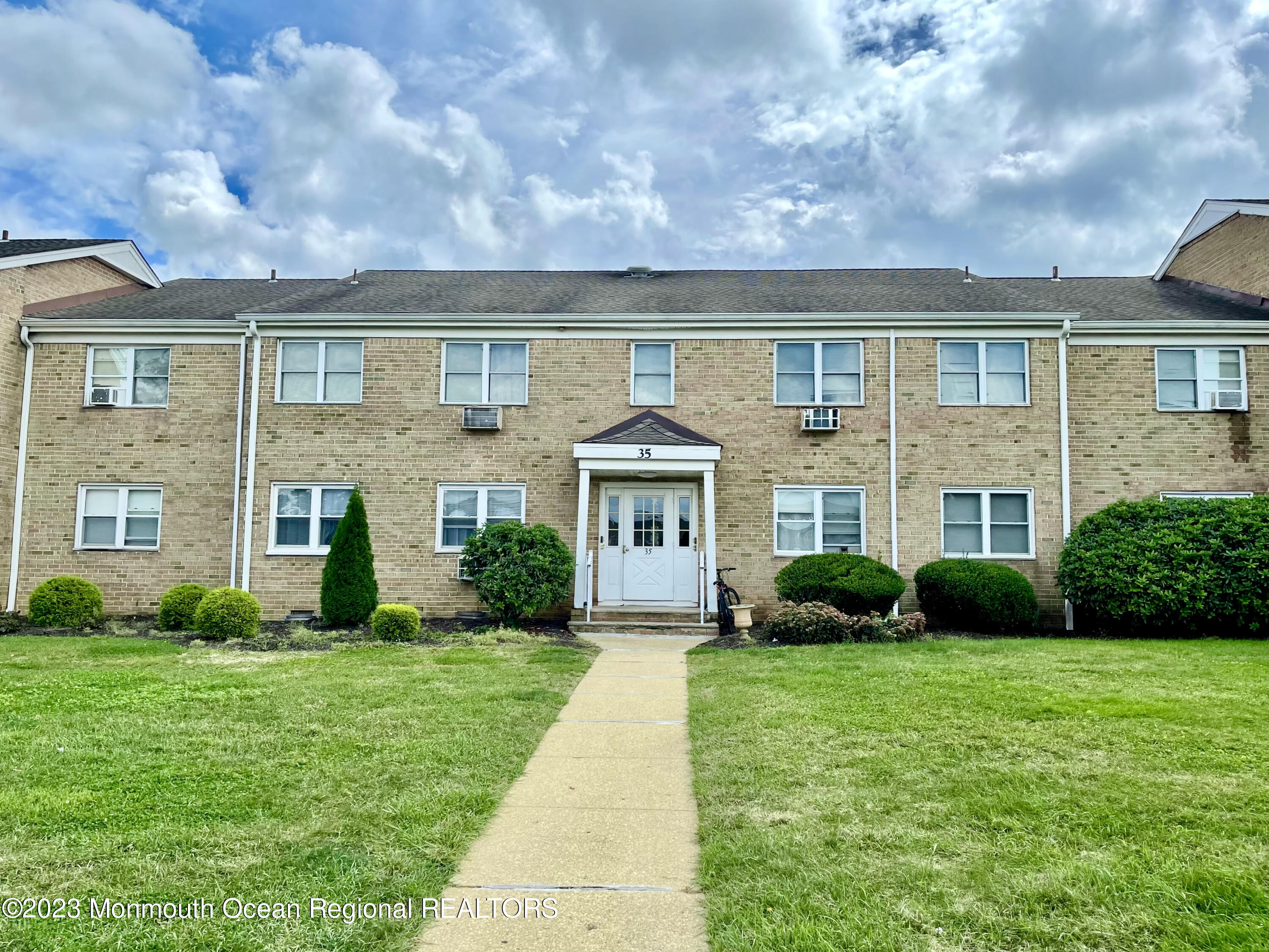 35 Manchester Court Unit B — photo
