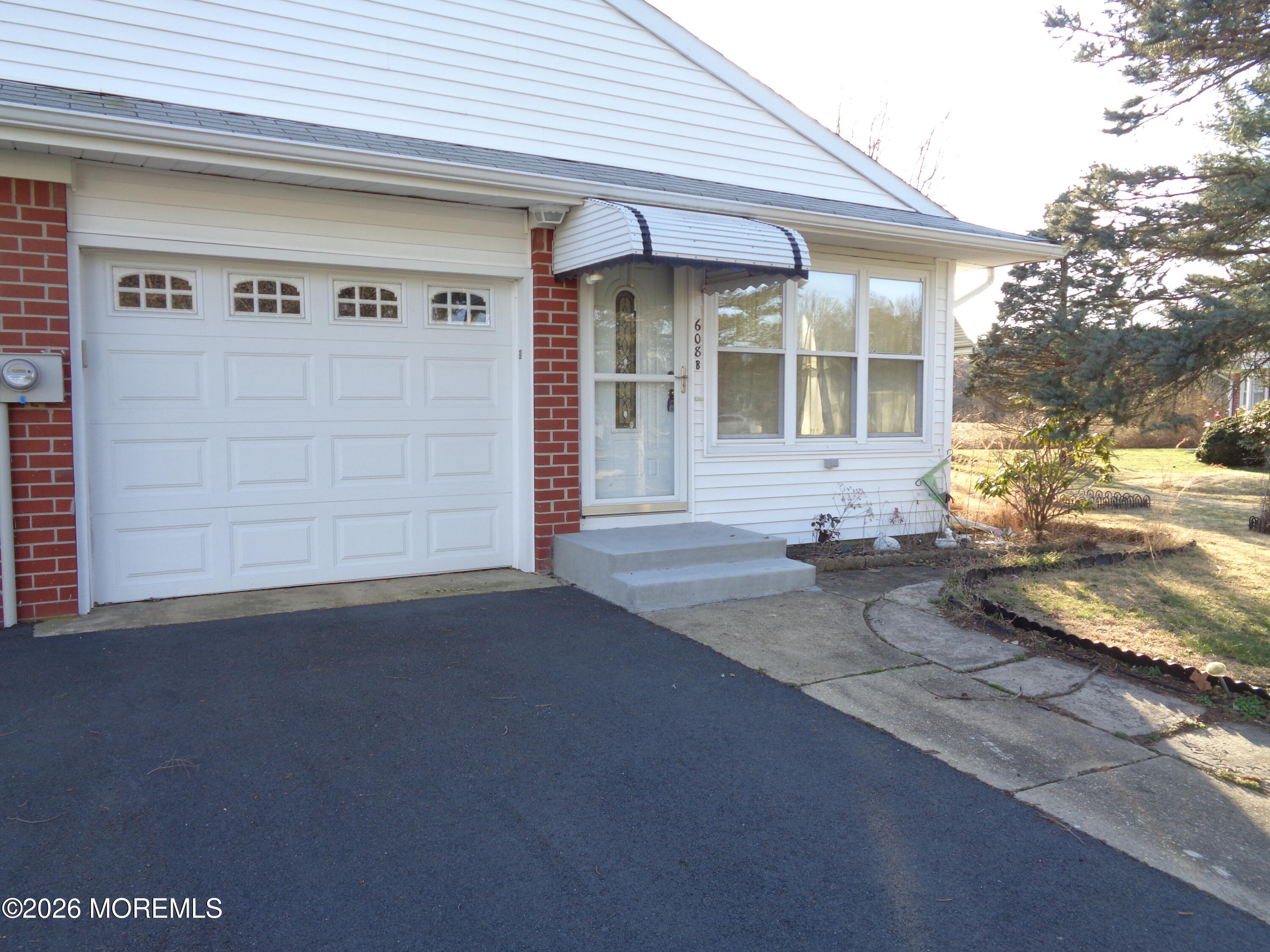 608 B Willow Lane — photo