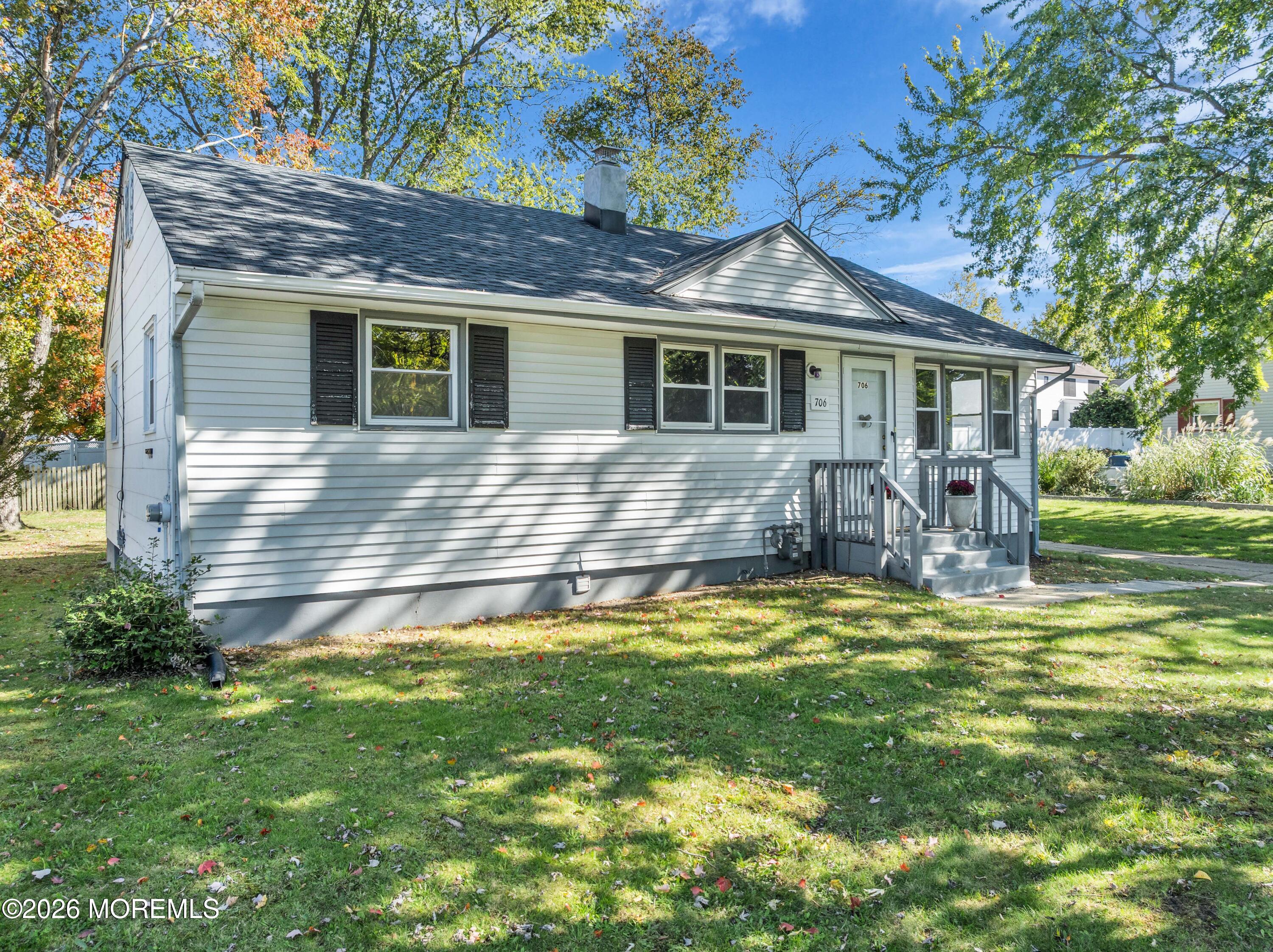 706 E Lawn Drive — photo