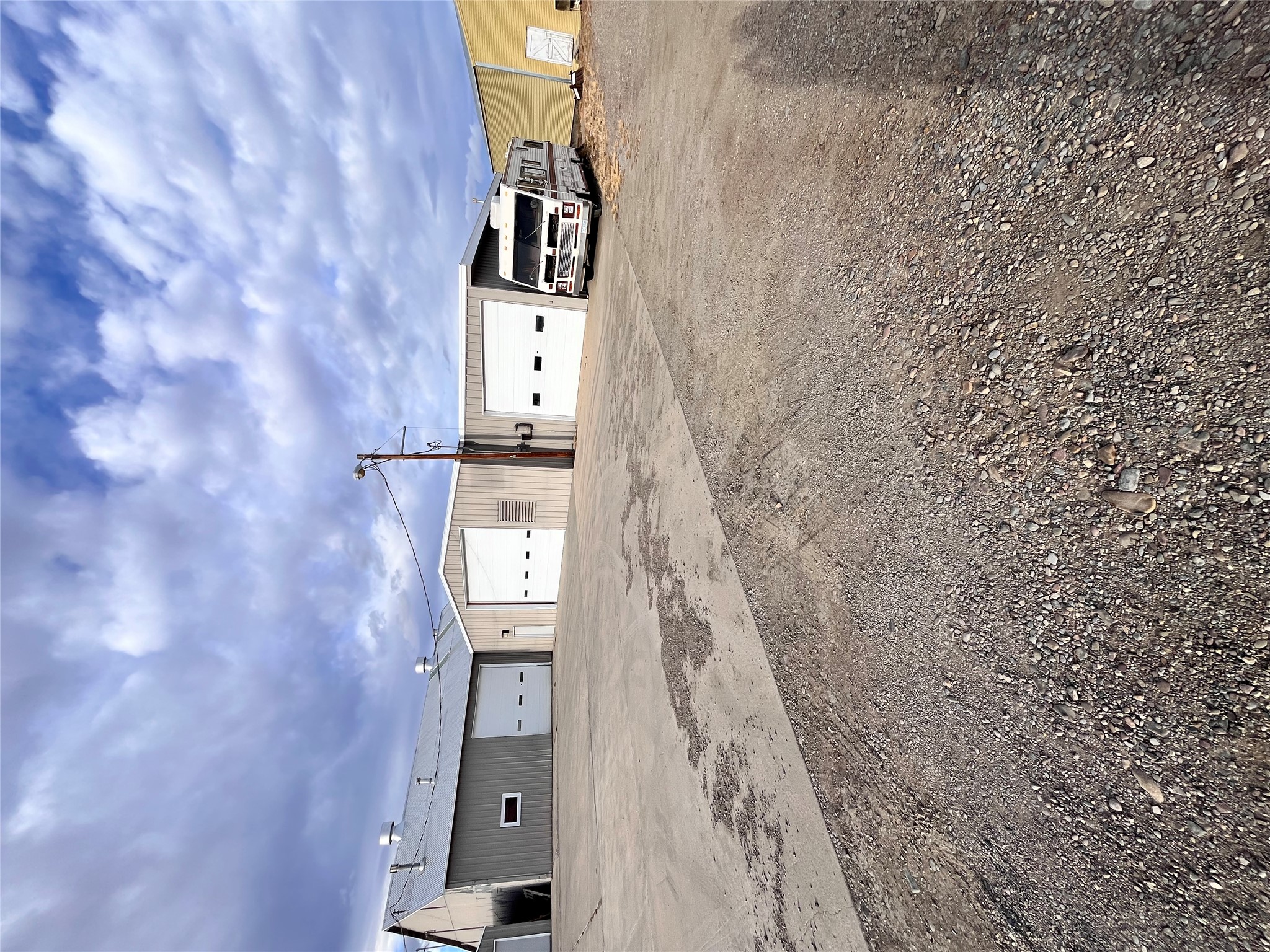 1117 E Railroad Street — photo