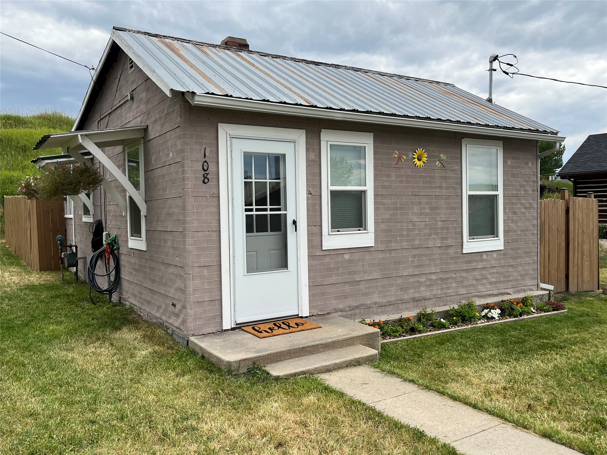 108 E Hickey Street — photo