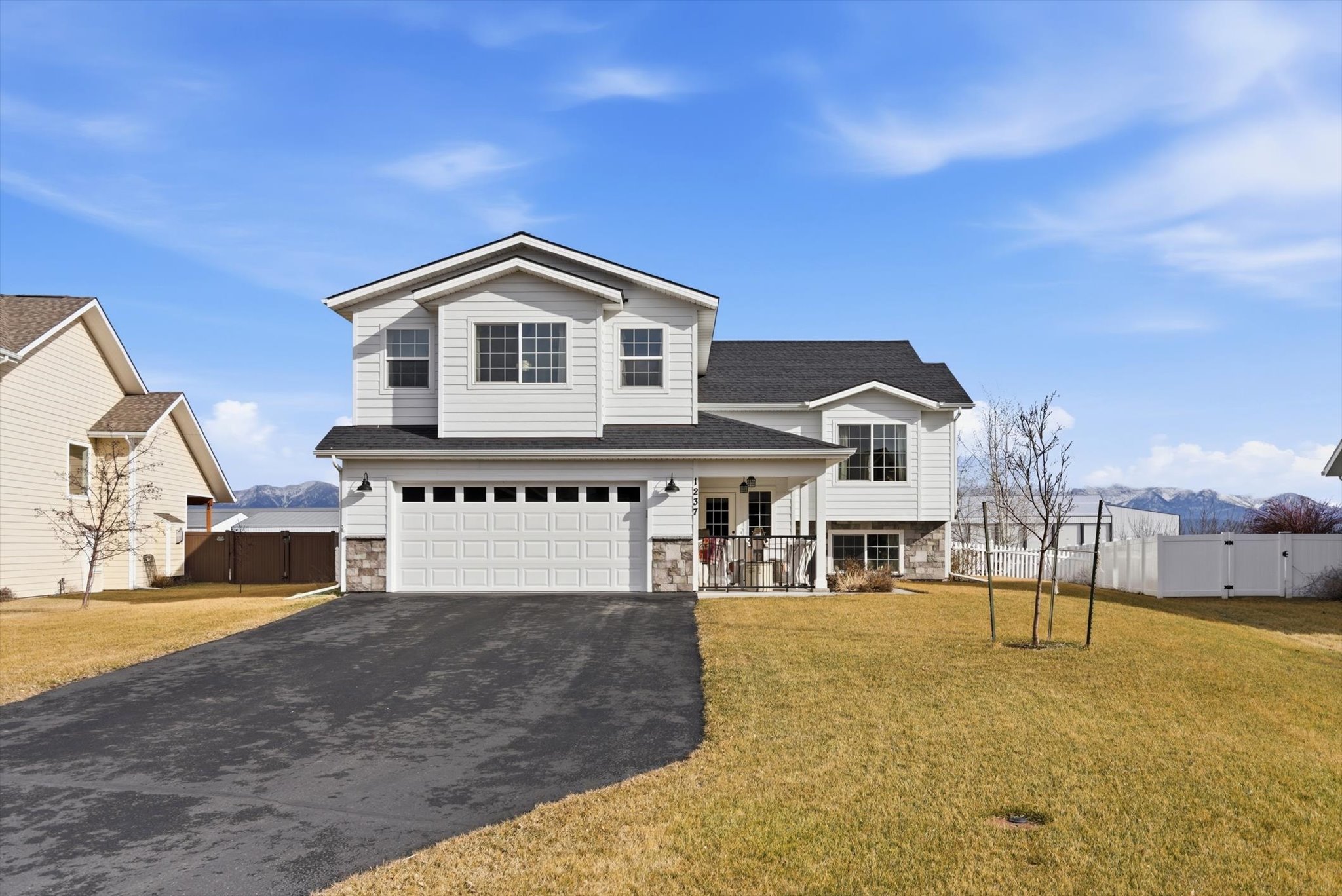 1237 Mackinaw Loop — photo