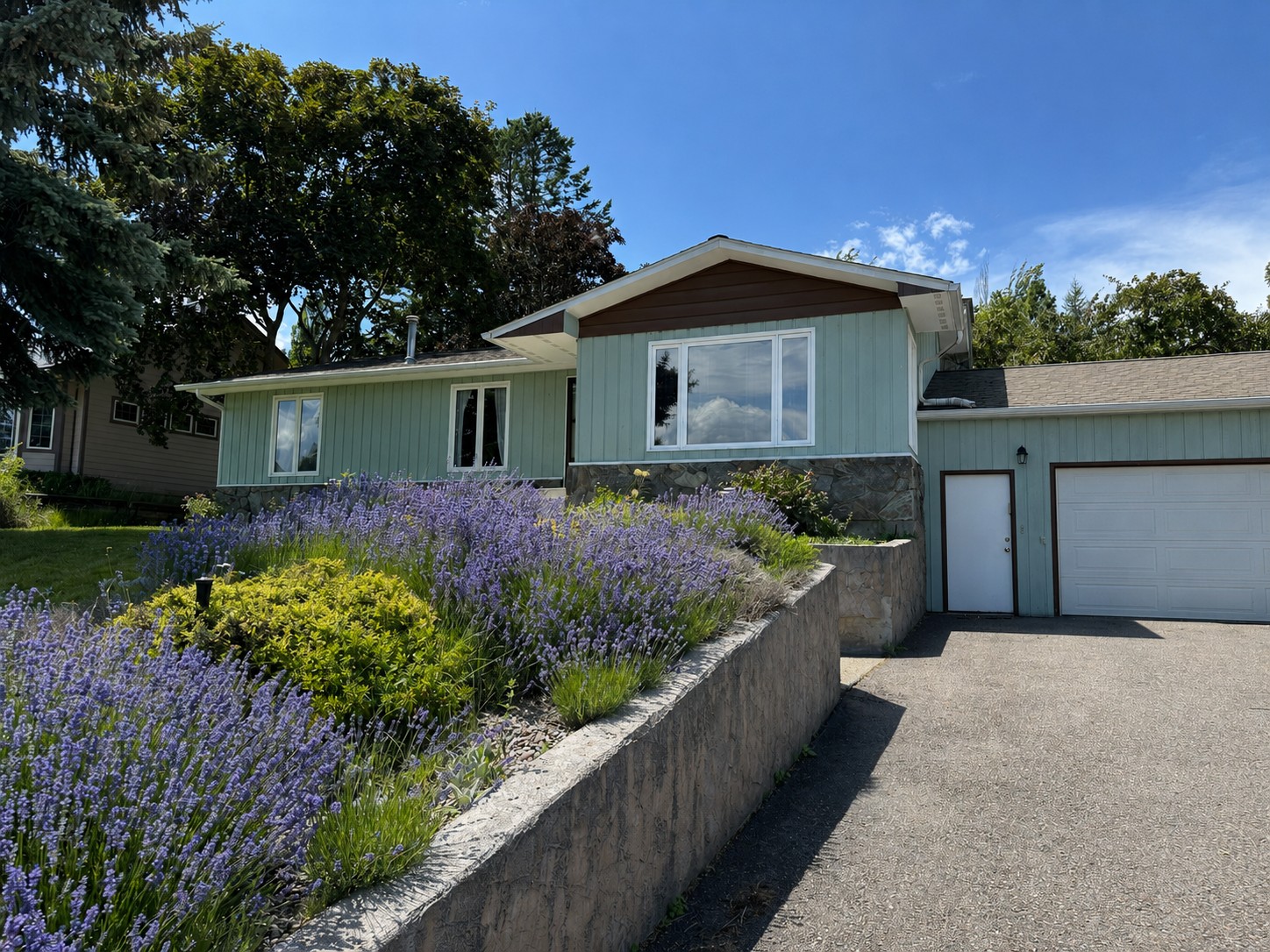212 Lakeshore Drive — photo