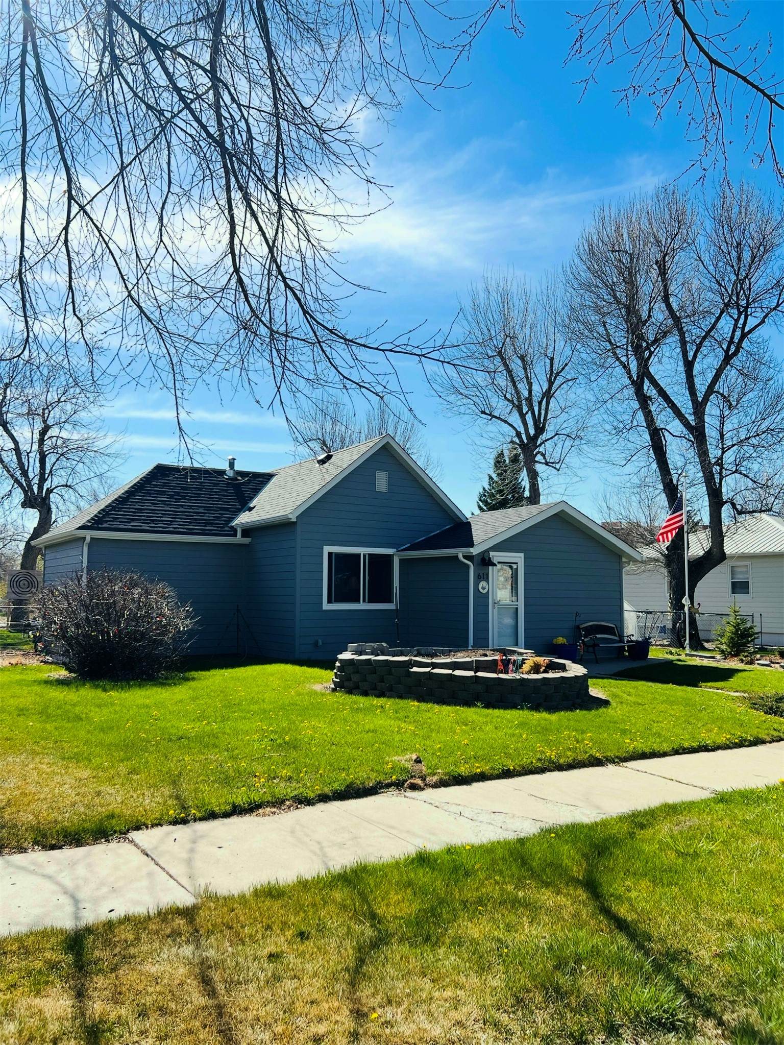 611 S Illinois Street — photo