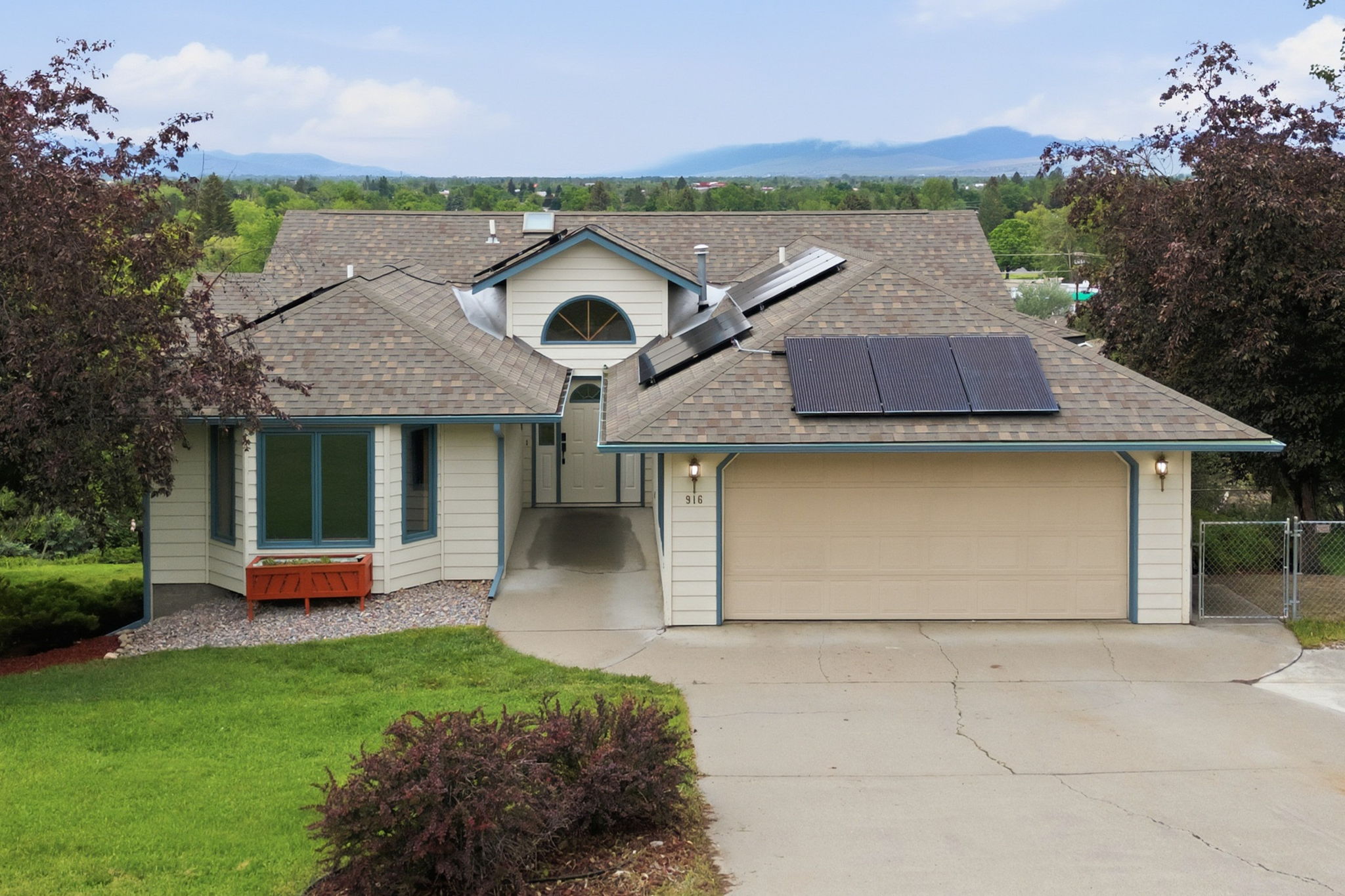 916 Simons Drive — photo