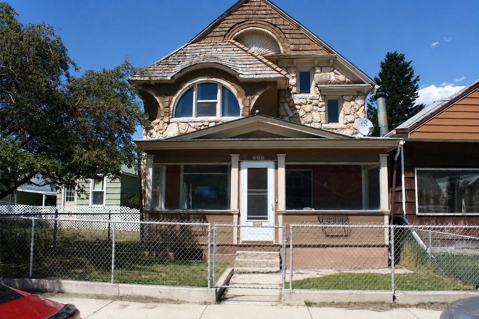 608 E Commercial Avenue — photo