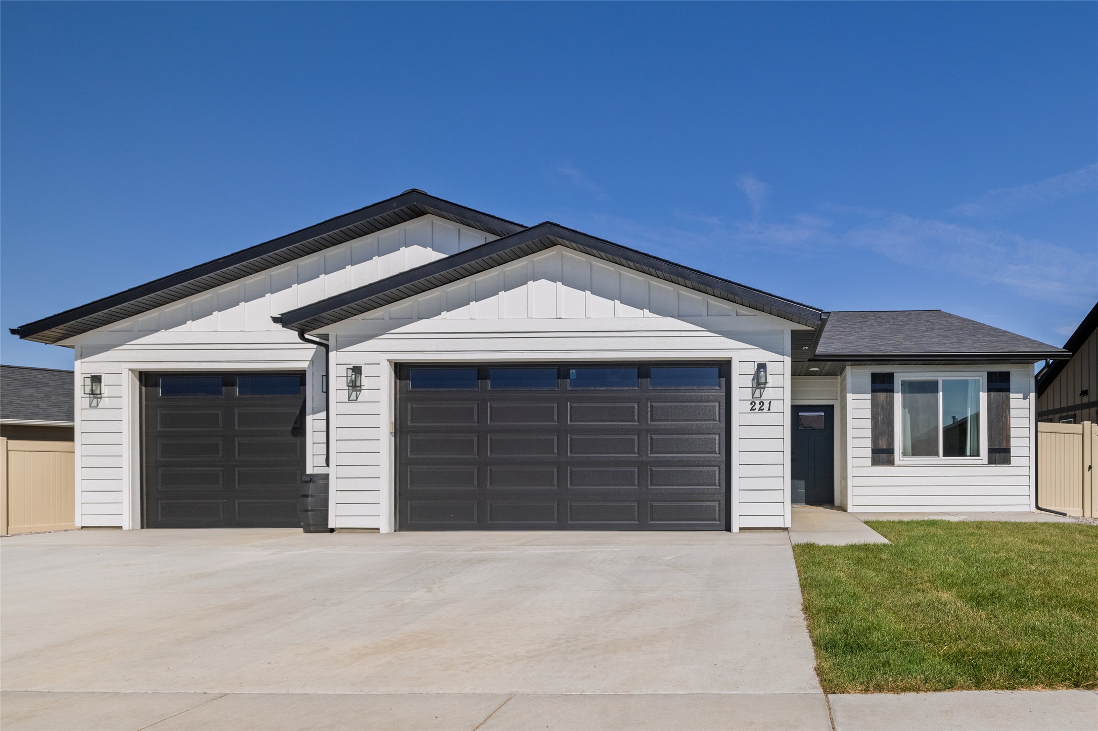 221 Stirling Loop — photo