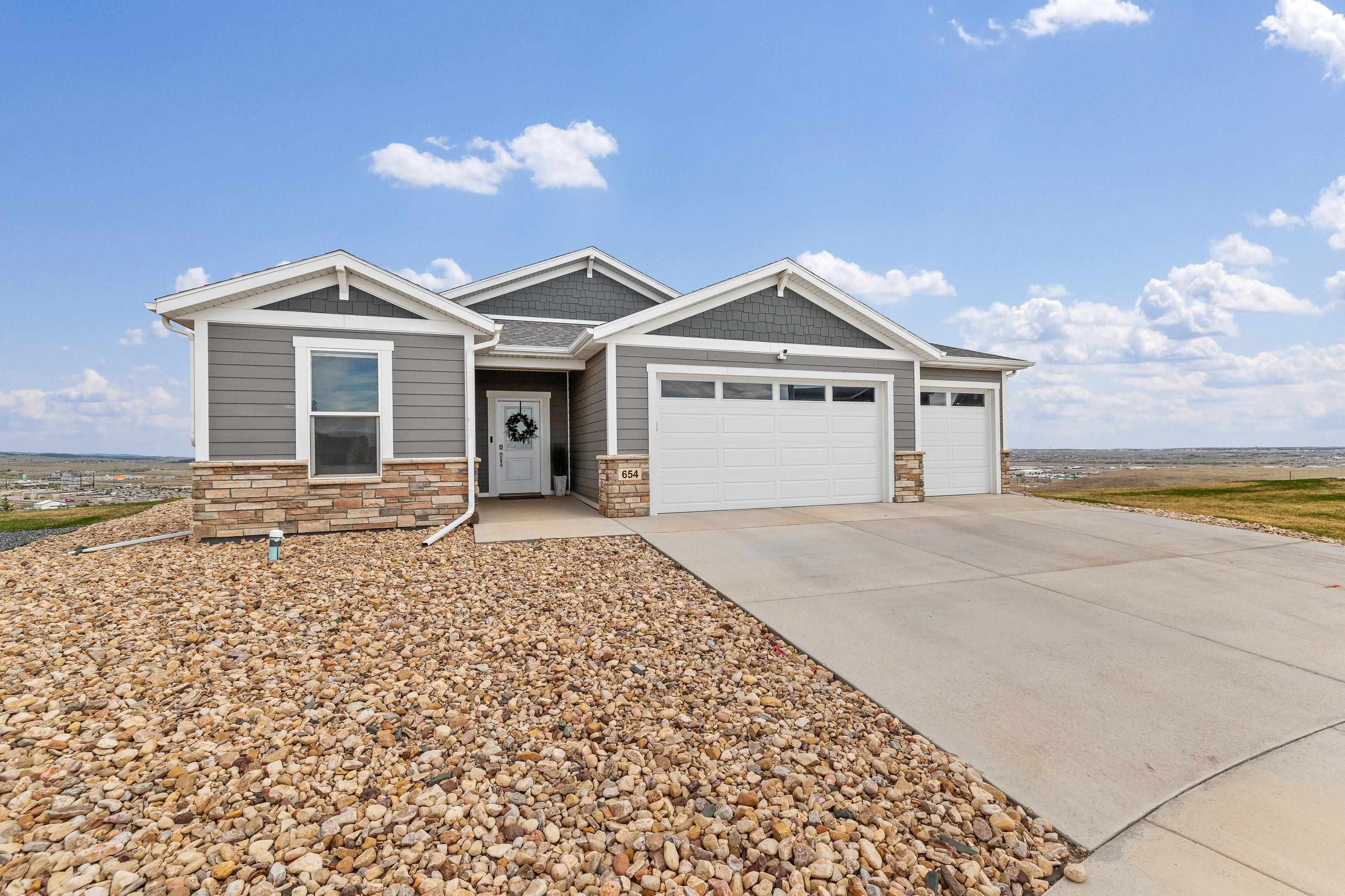 654 Aaron Ct — photo