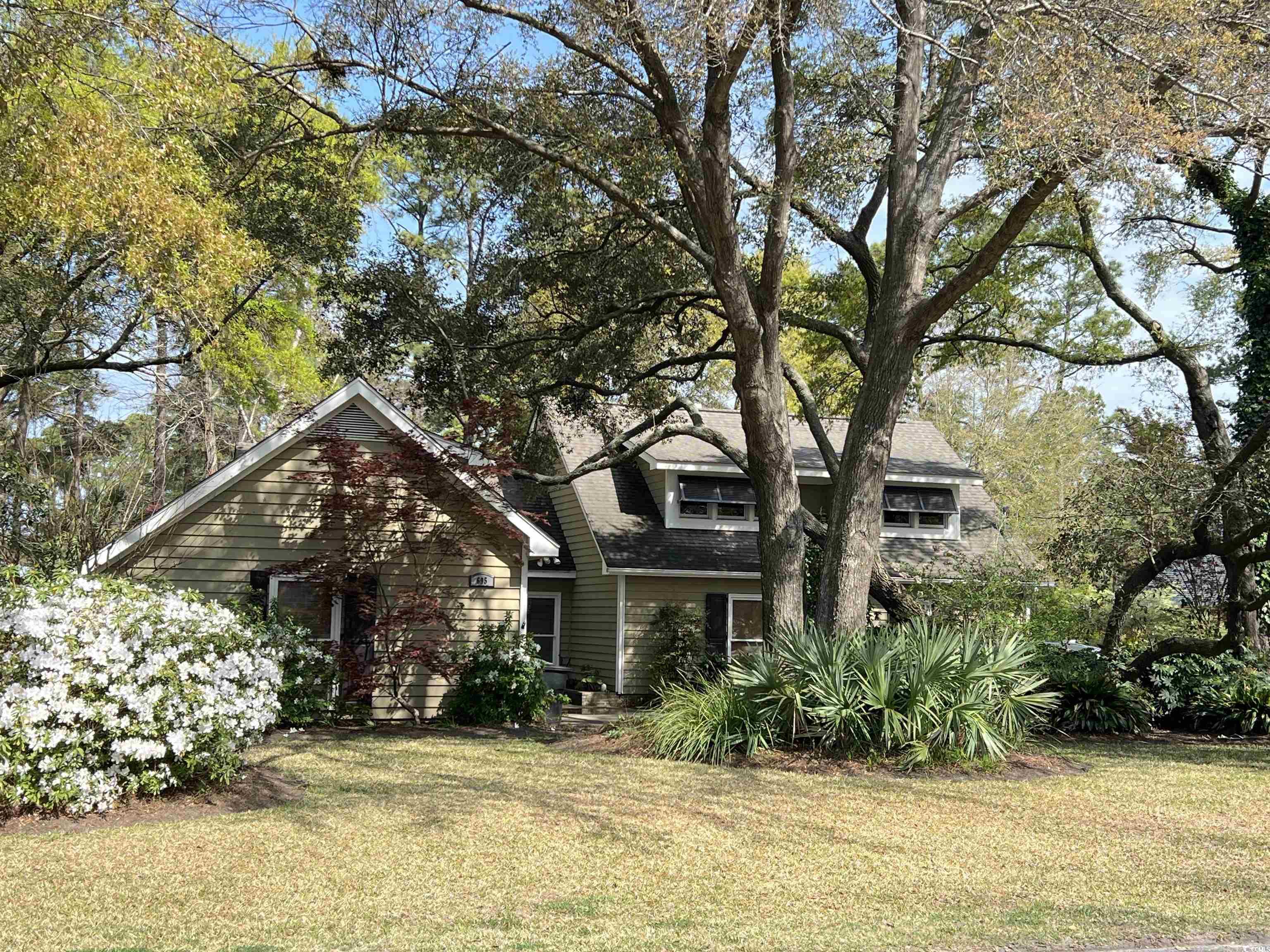 695 Country Club Dr. — photo