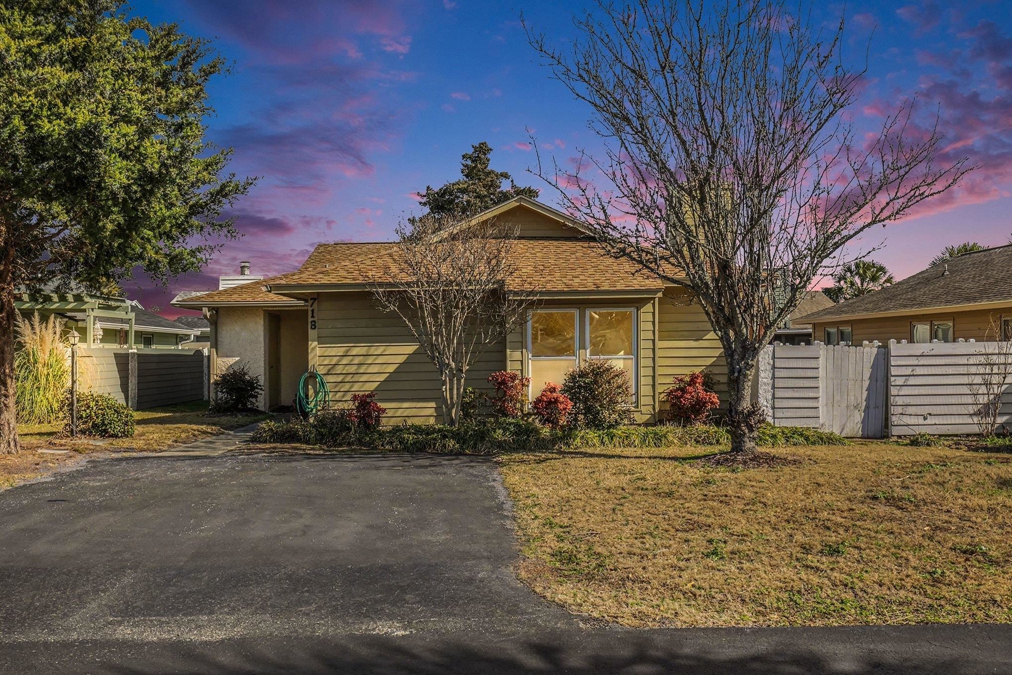 718 Live Oak Dr. — photo